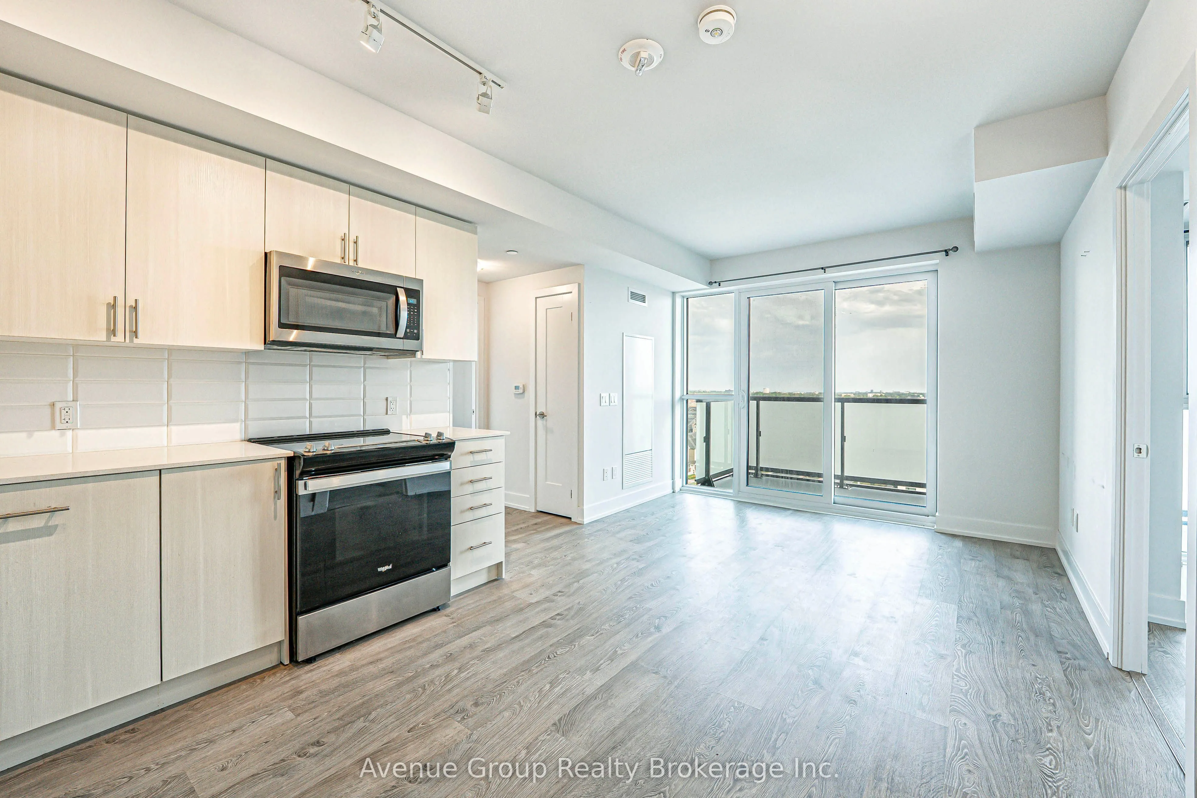 2550 SIMCOE Street, #816