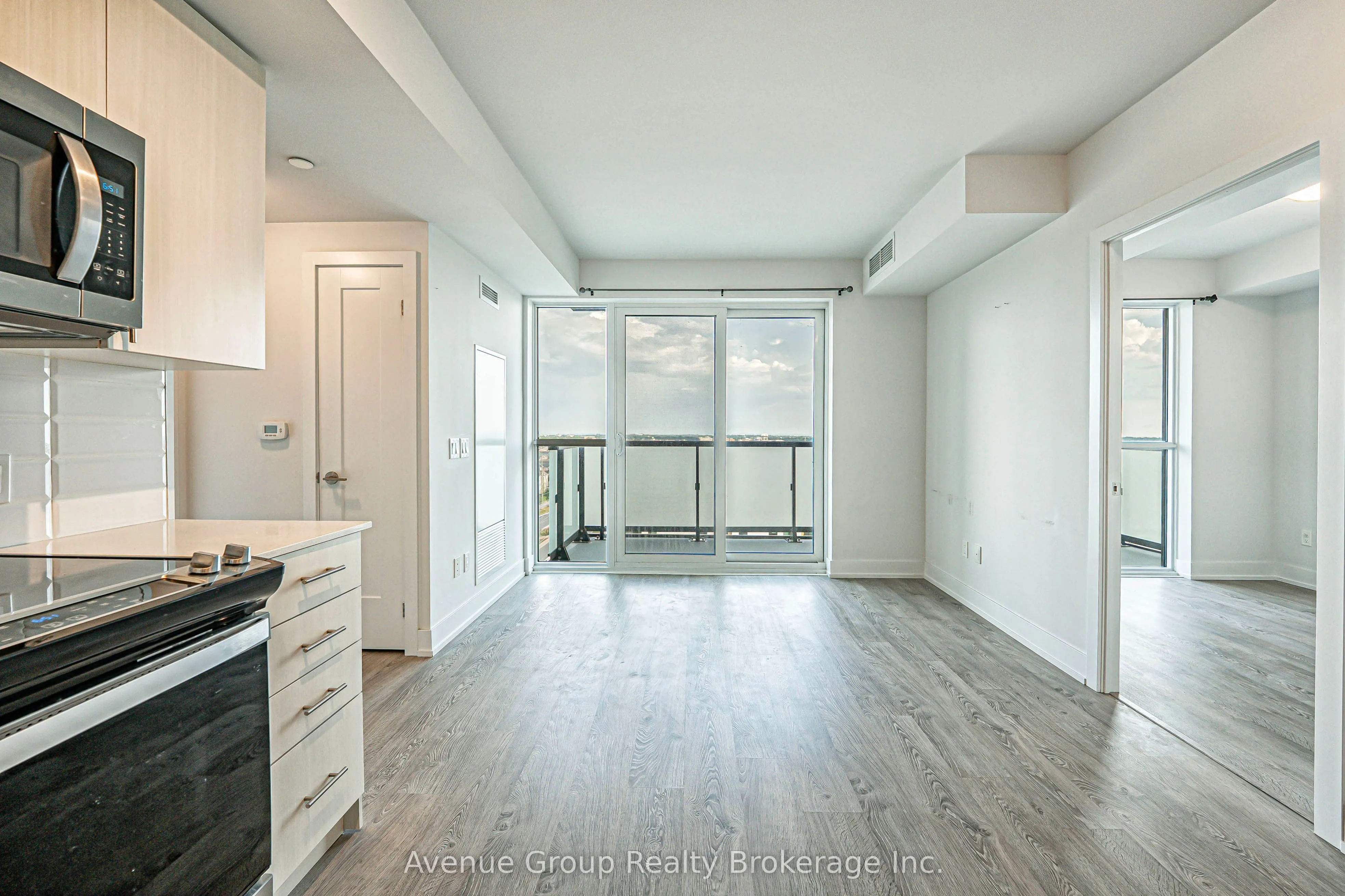 2550 SIMCOE Street, #816