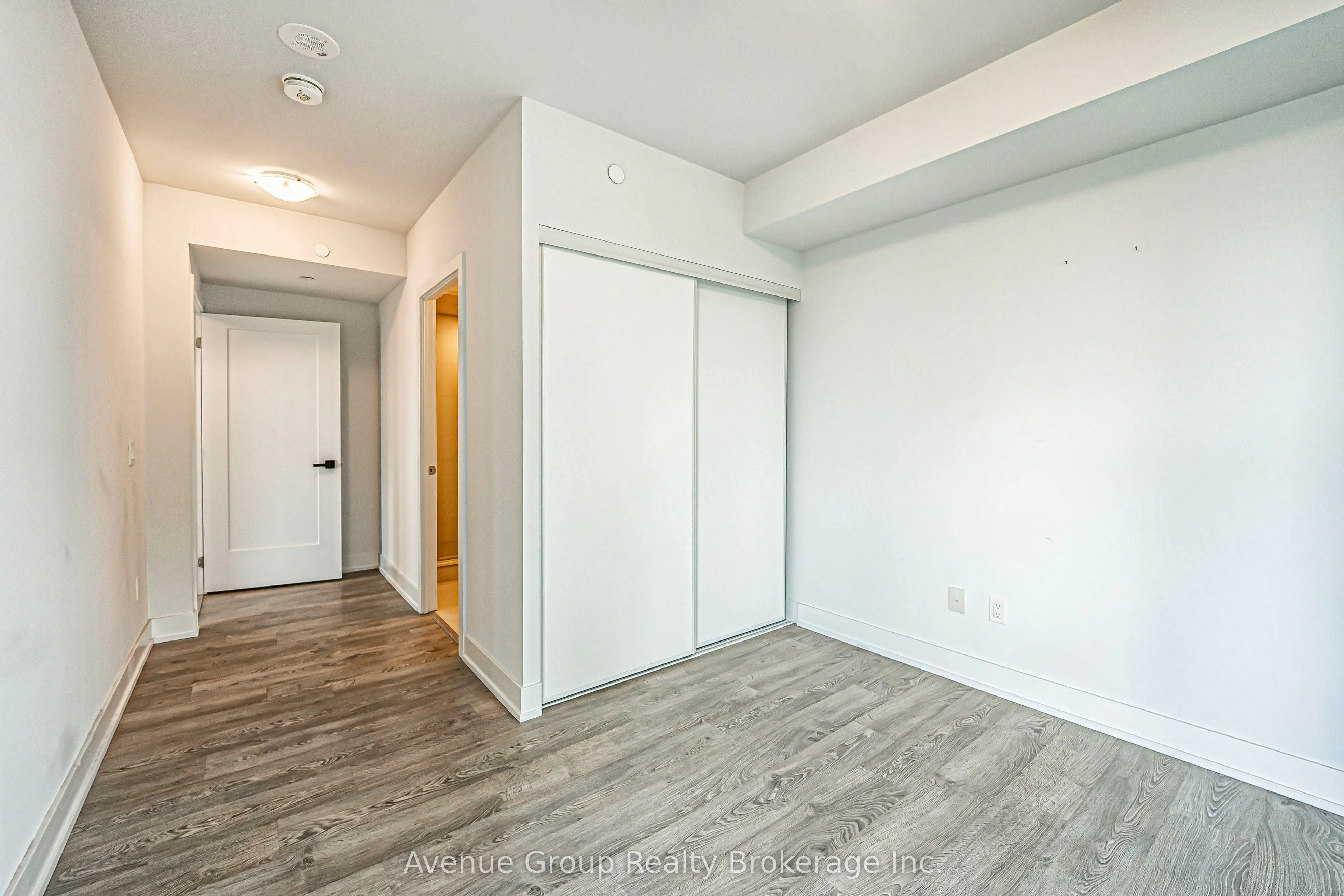 2550 SIMCOE Street, #816