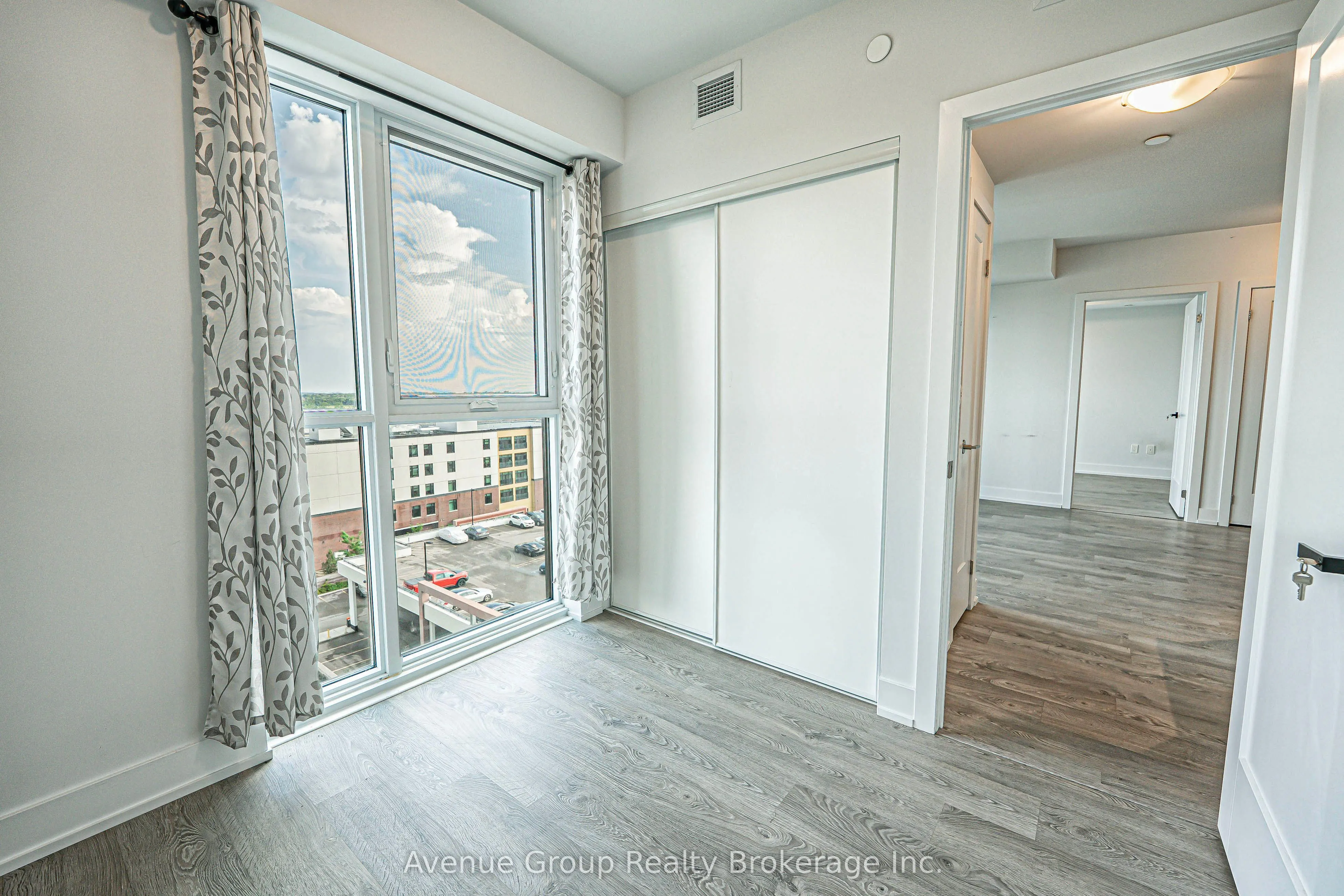 2550 SIMCOE Street, #816