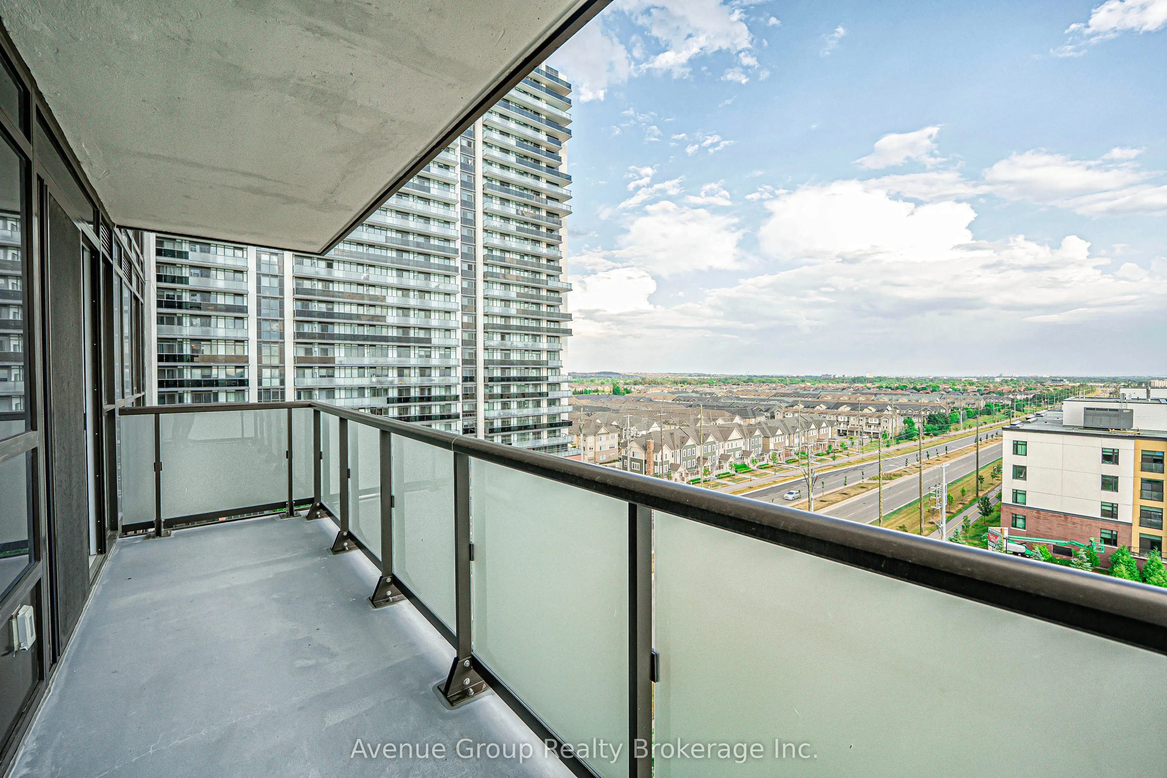 2550 SIMCOE Street, #816