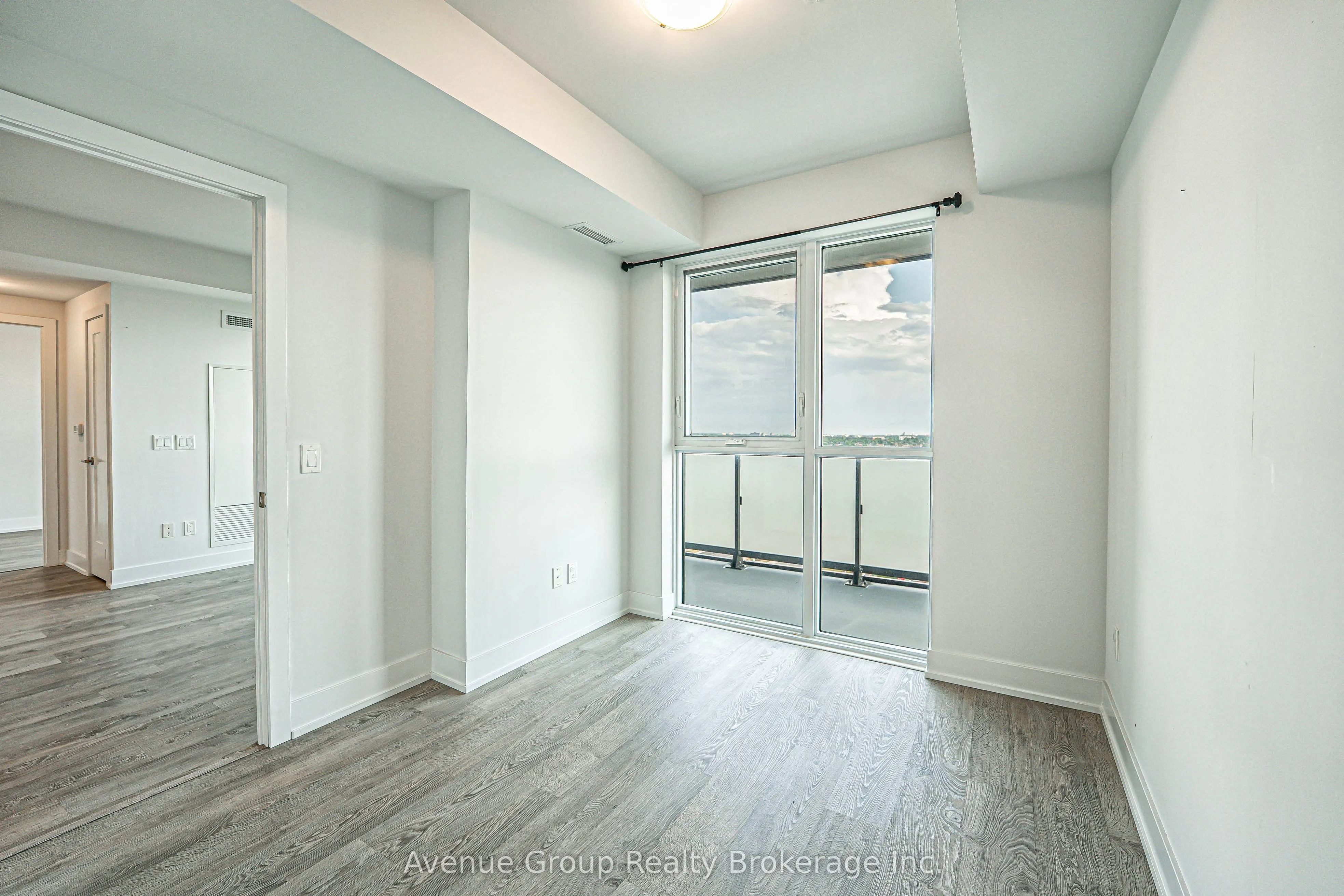 2550 SIMCOE Street, #816