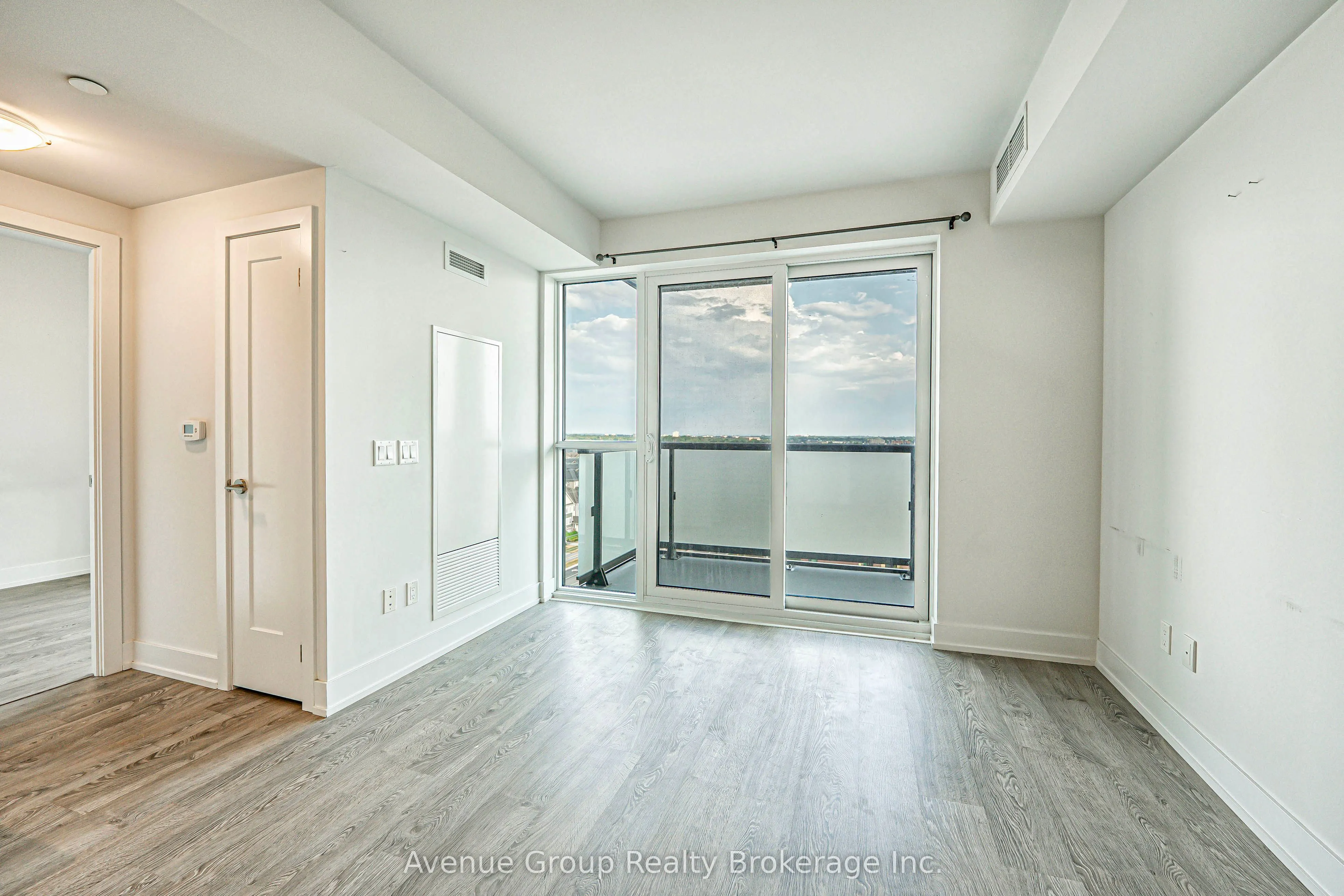 2550 SIMCOE Street, #816