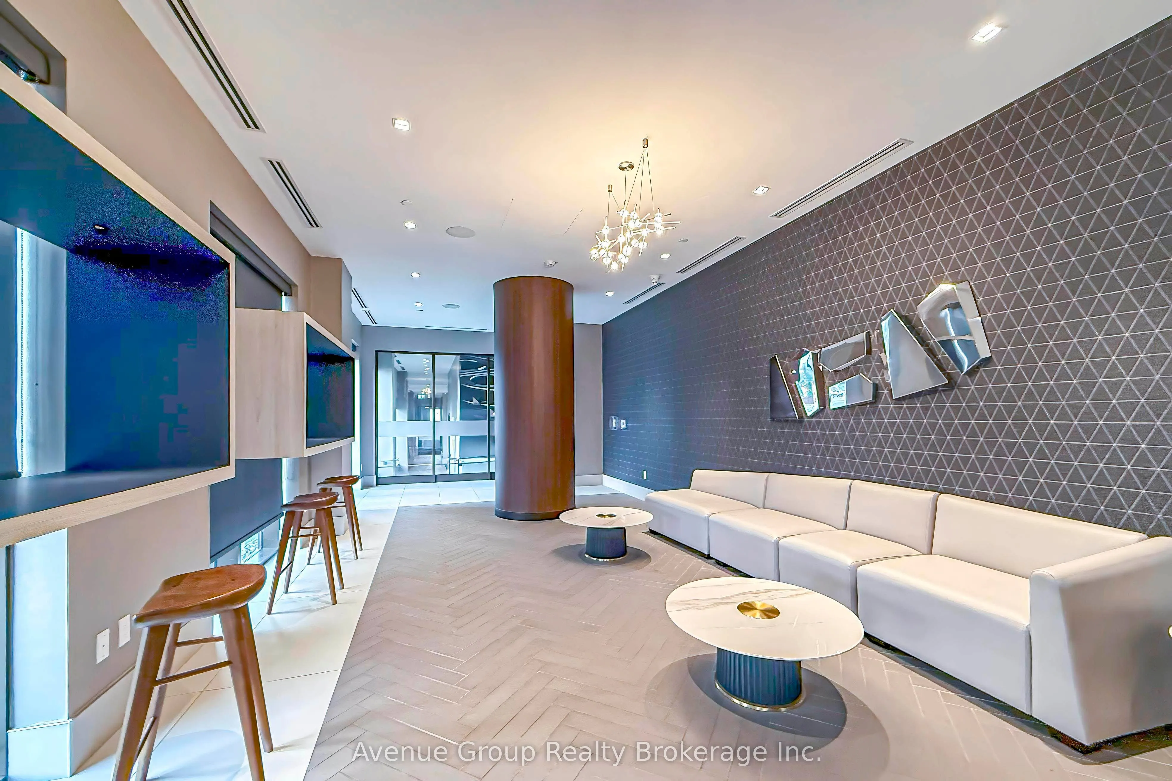2550 SIMCOE Street, #816