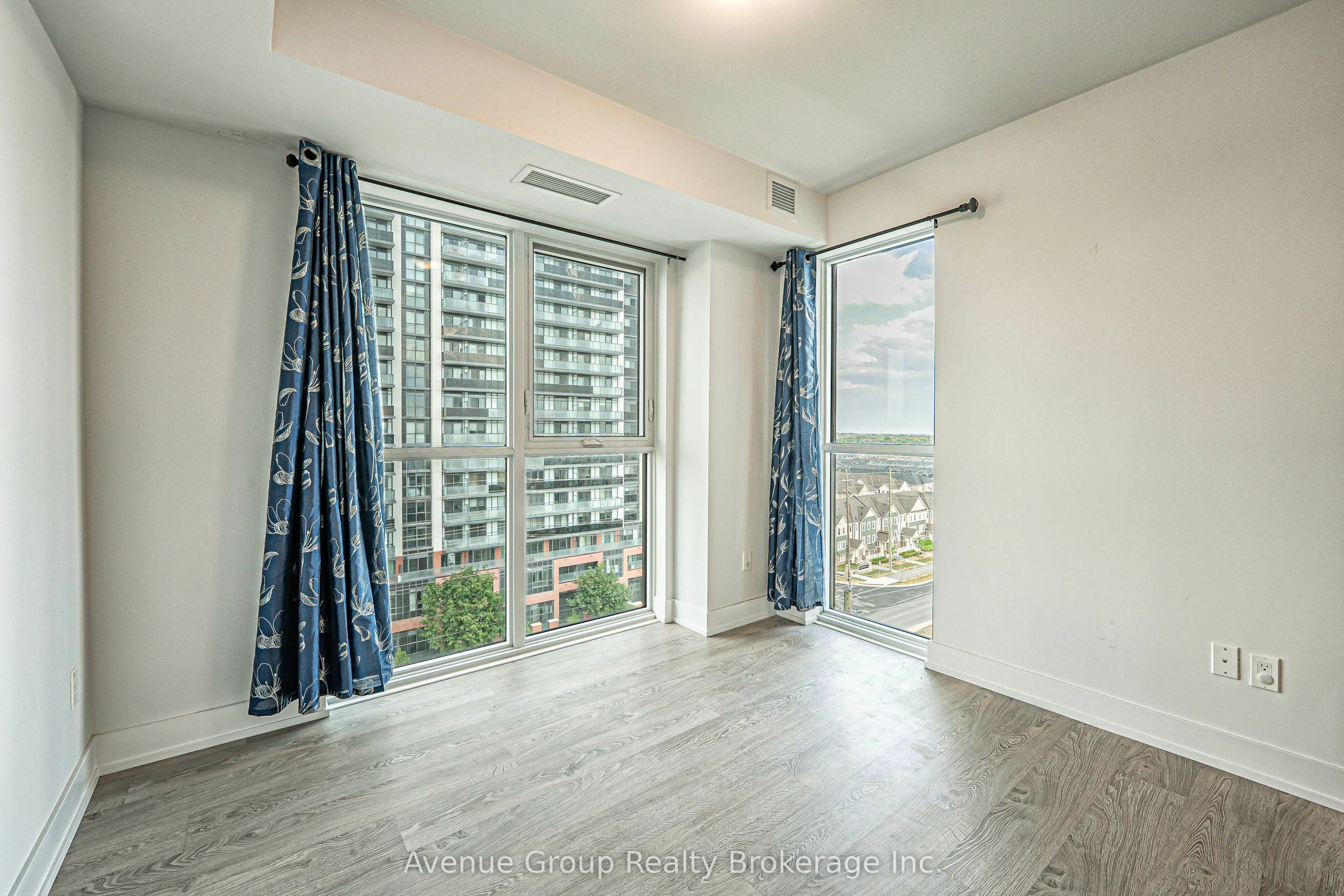 2550 SIMCOE Street, #816