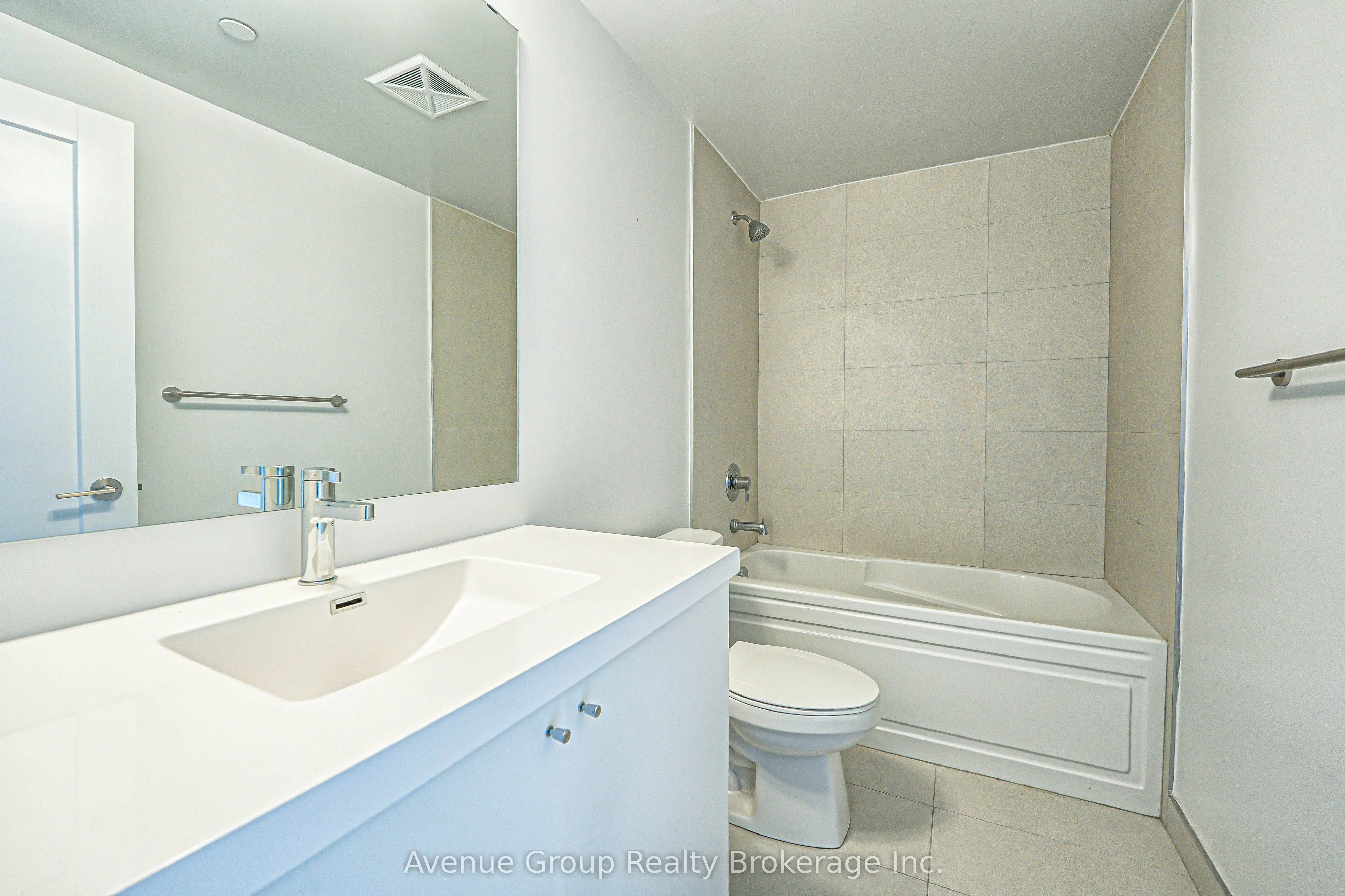 2550 SIMCOE Street, #816