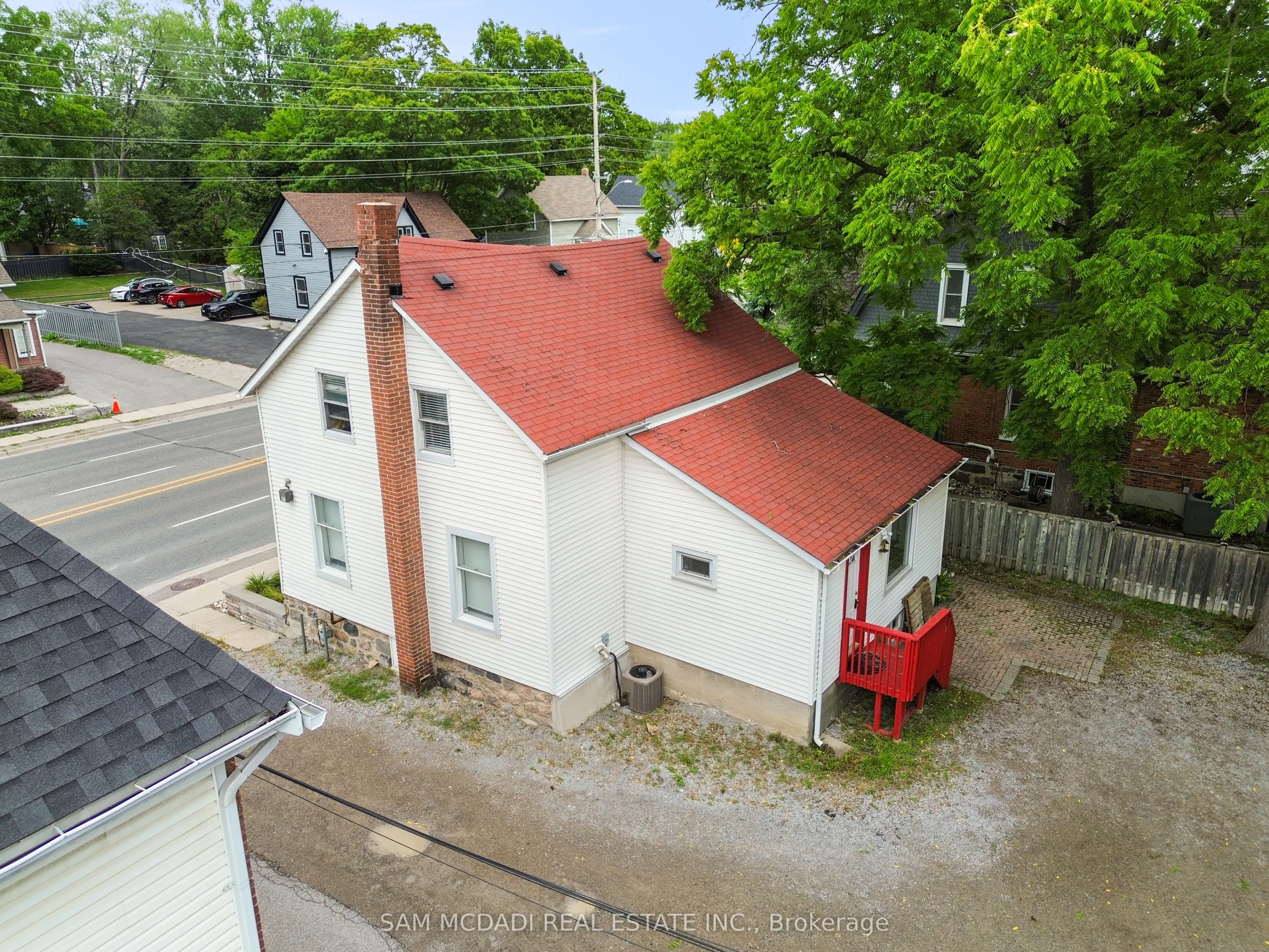 571 Kingston Road W
