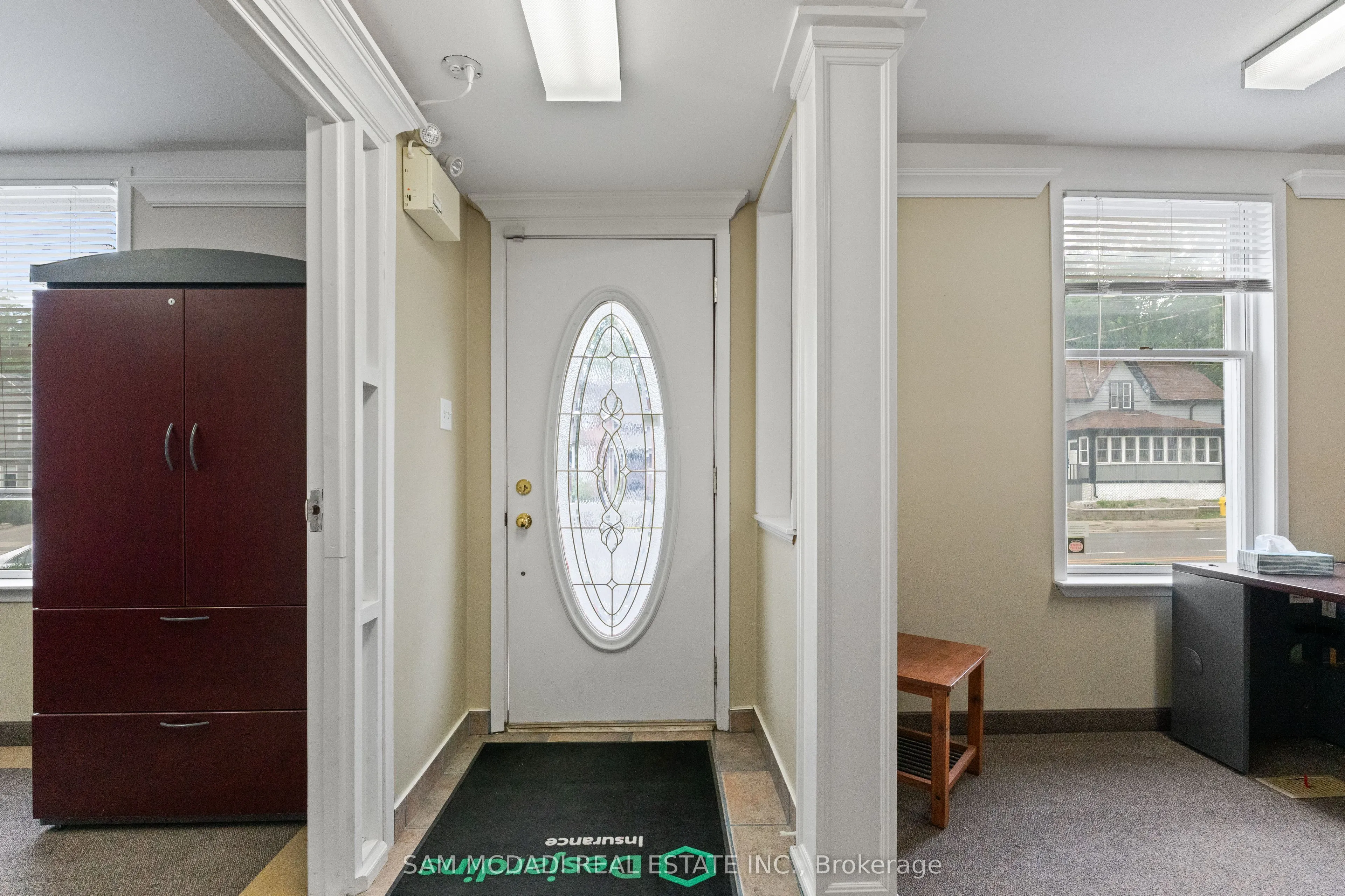 571 Kingston Road W