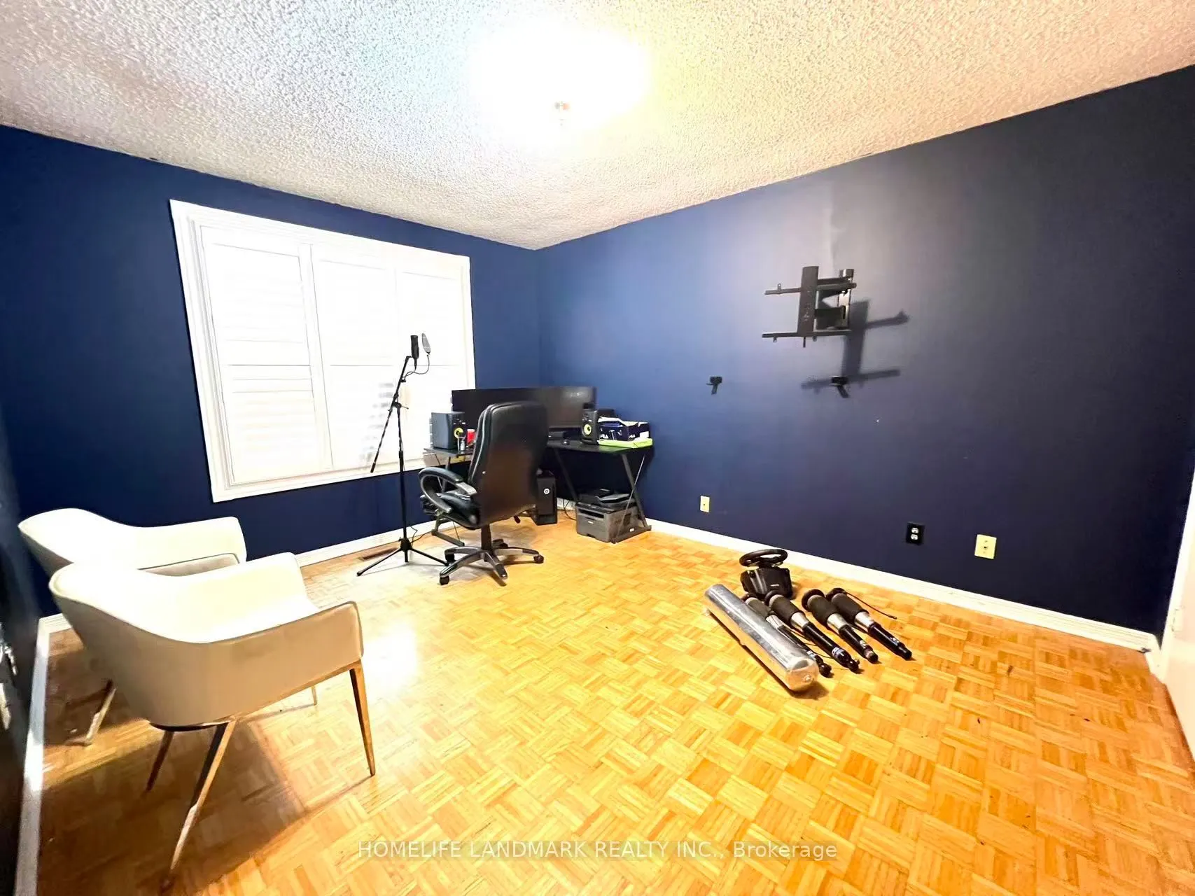 327 Goldhawk Trail