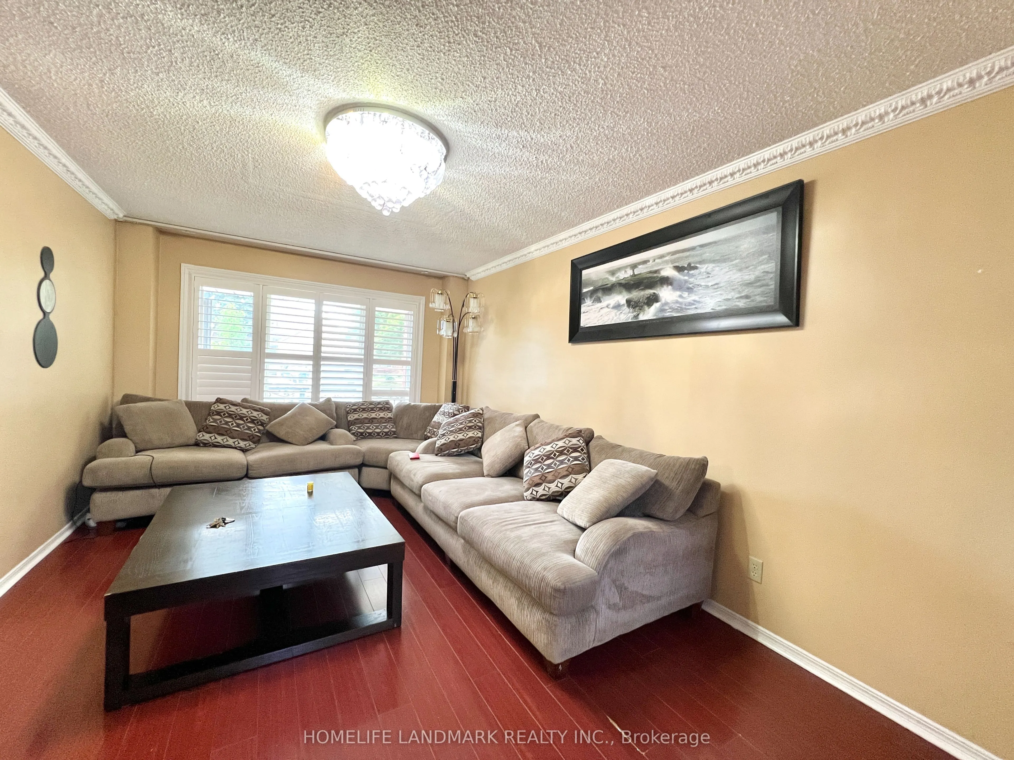 327 Goldhawk Trail
