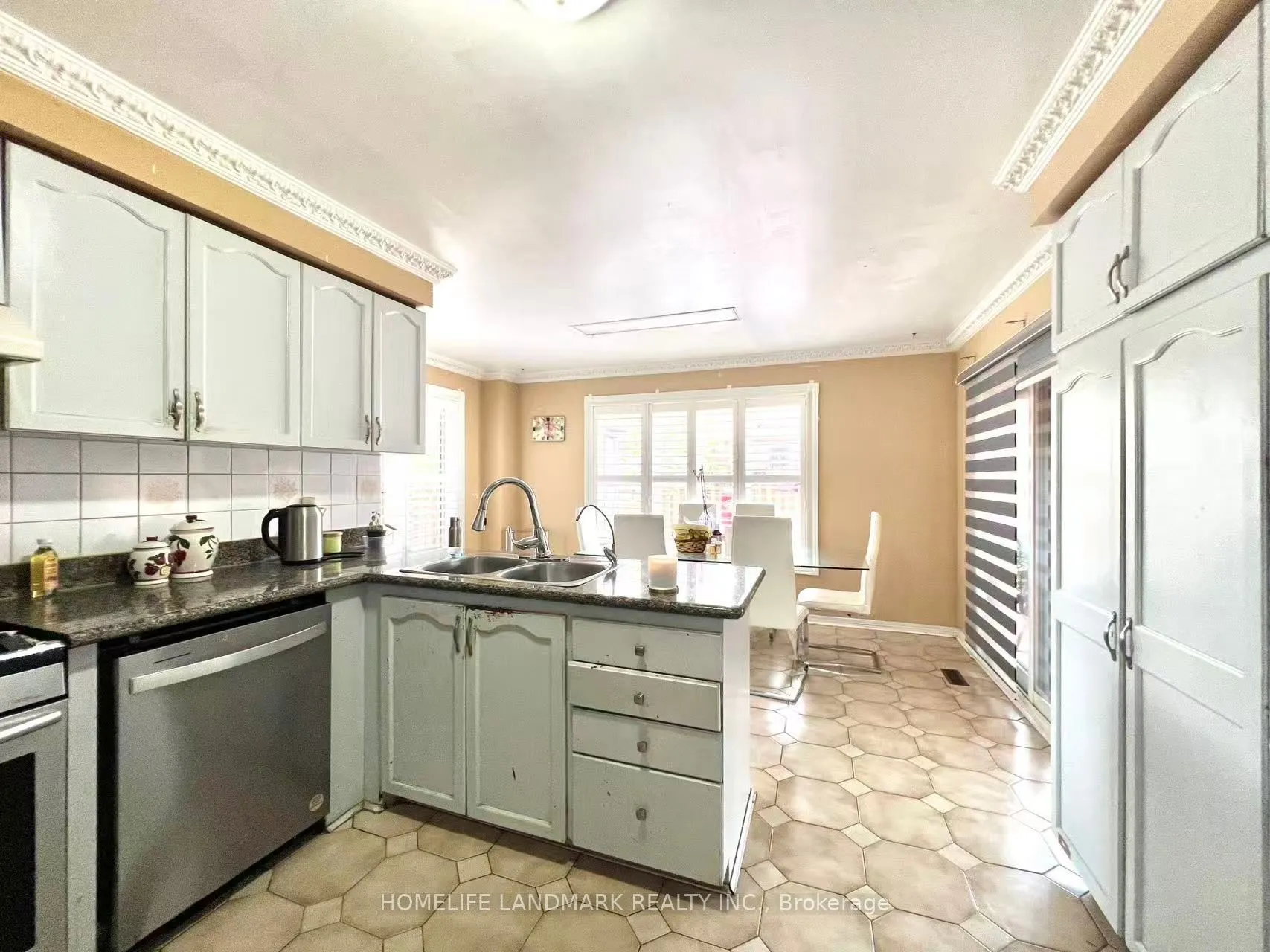 327 Goldhawk Trail