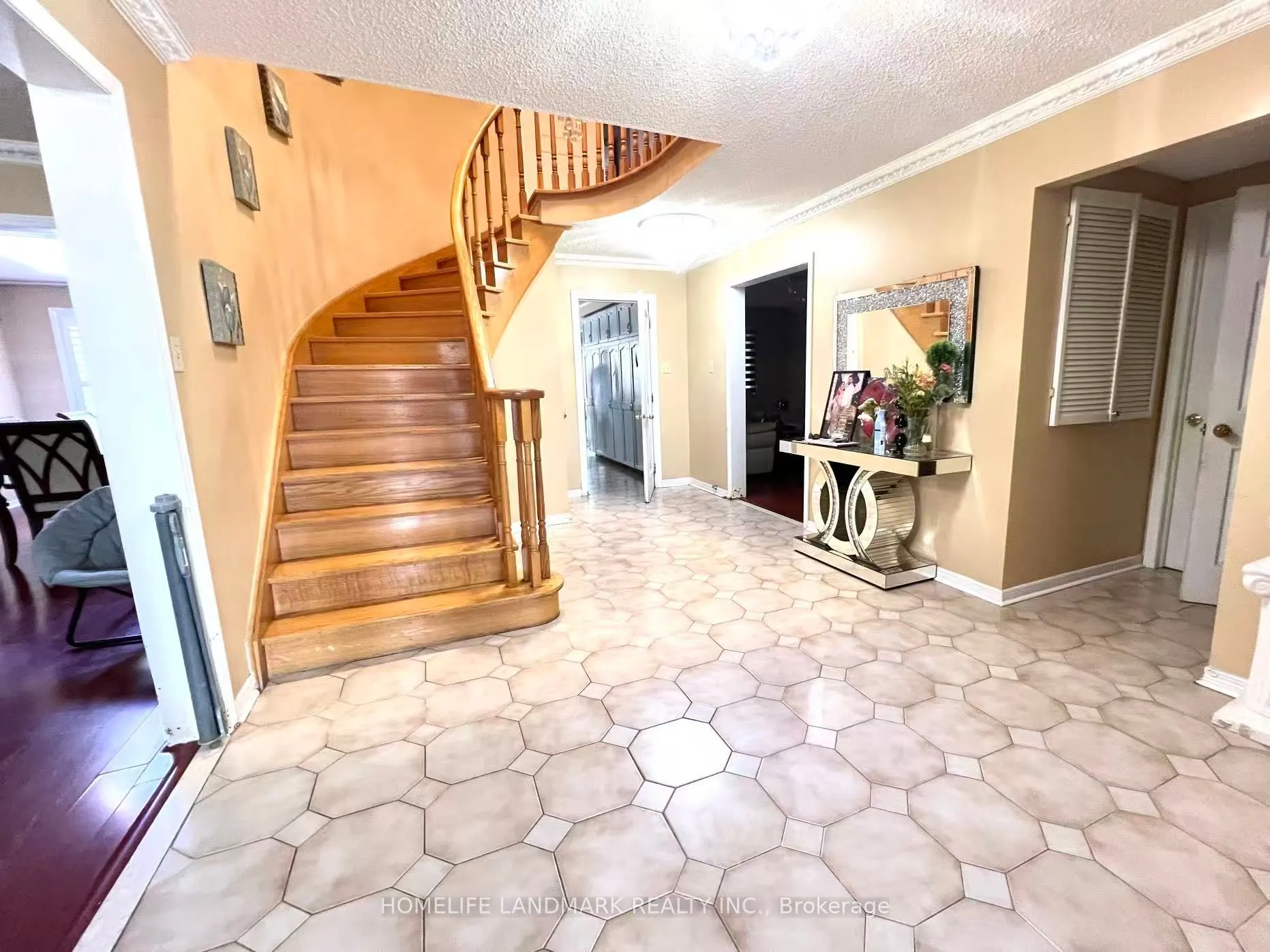 327 Goldhawk Trail