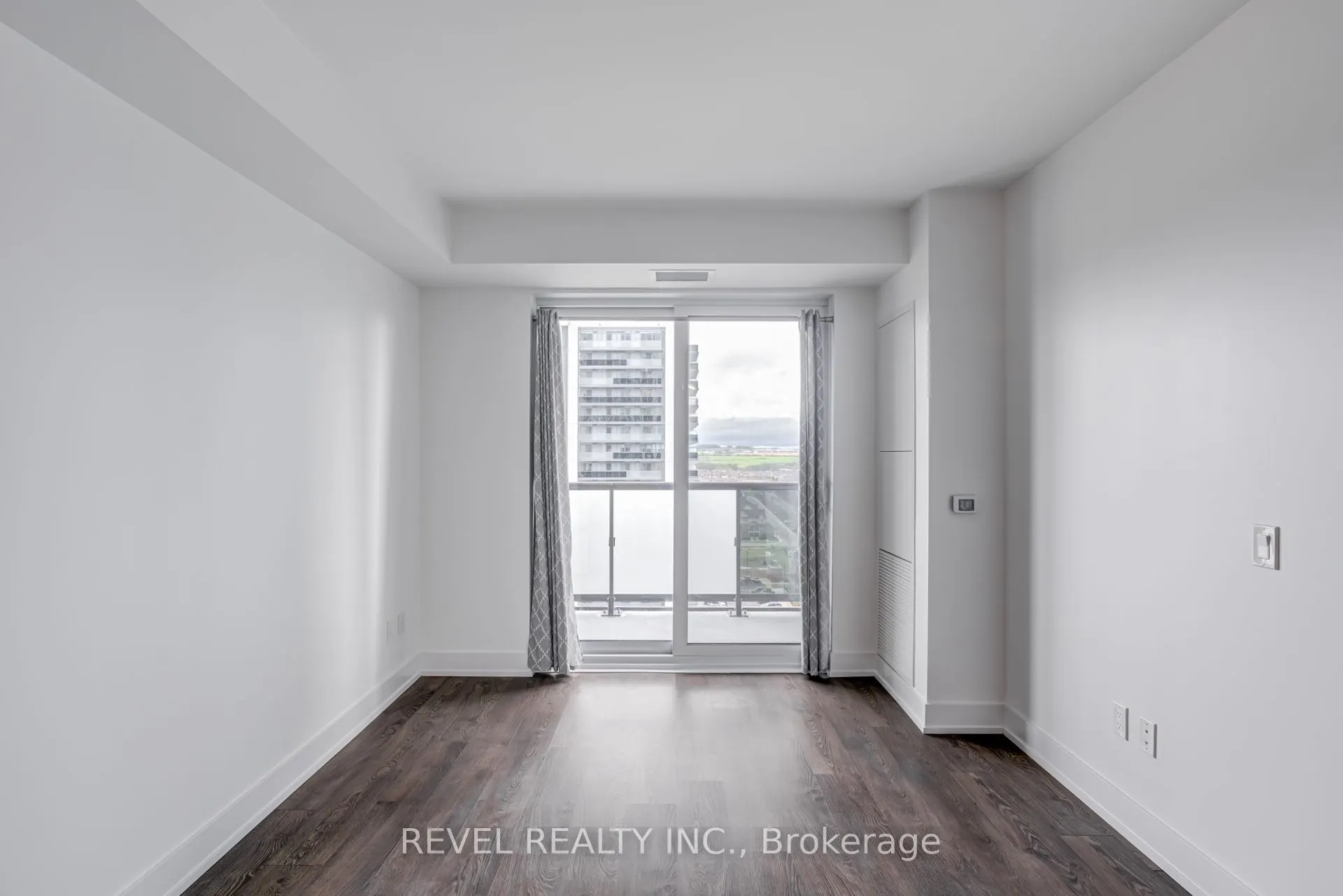 2550 Simcoe Street N, #1411