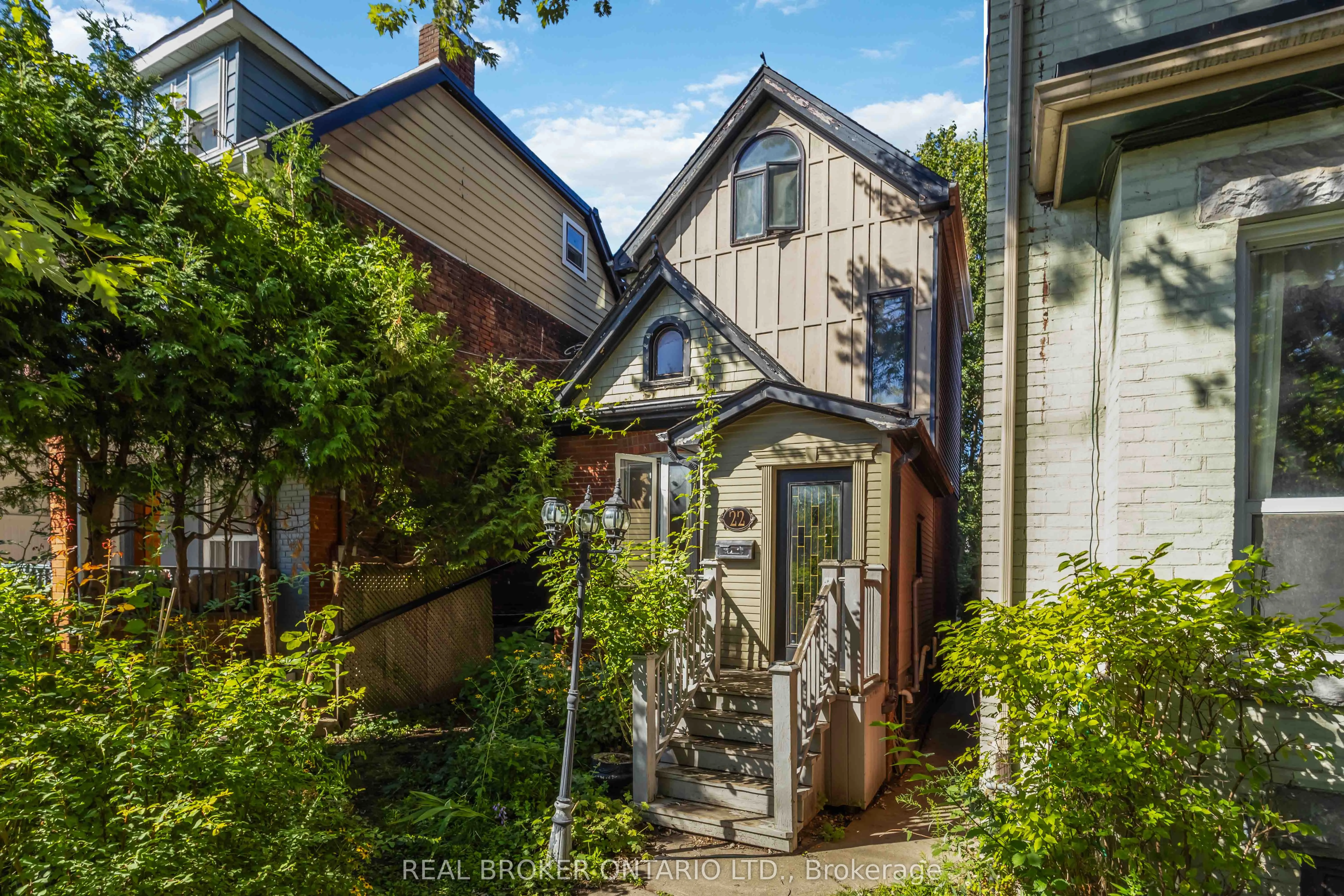 22 Curzon Street E, #Main