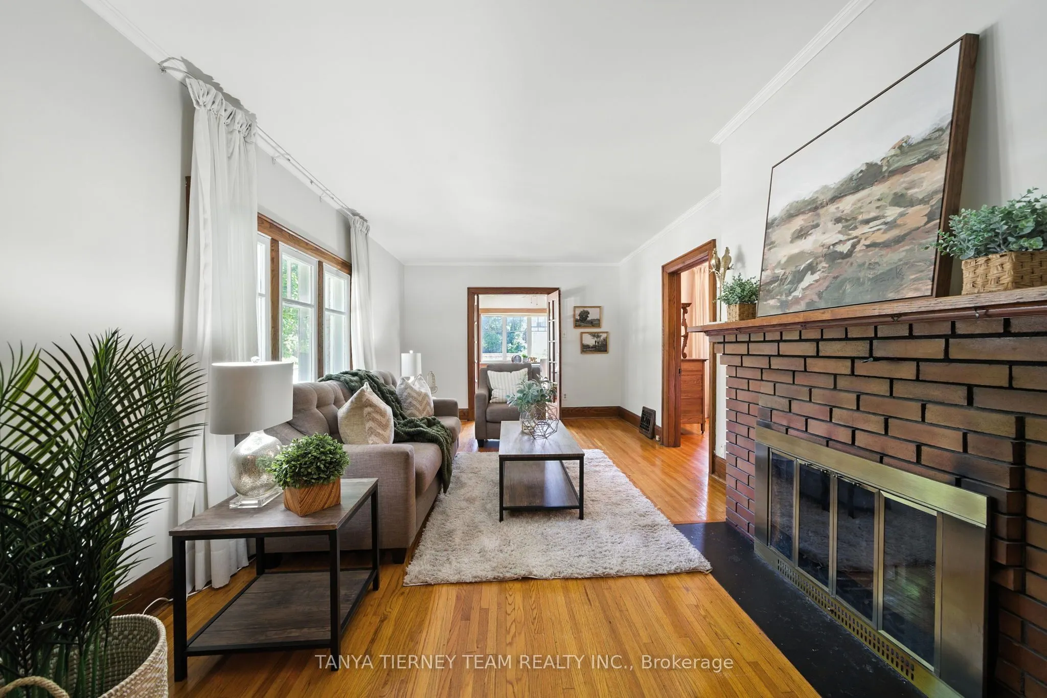 318 Centre Street S