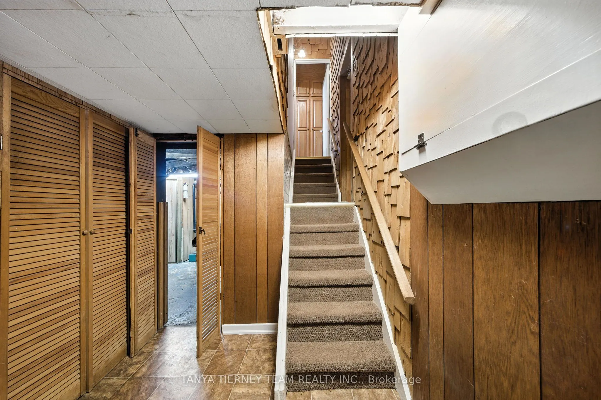 318 Centre Street S