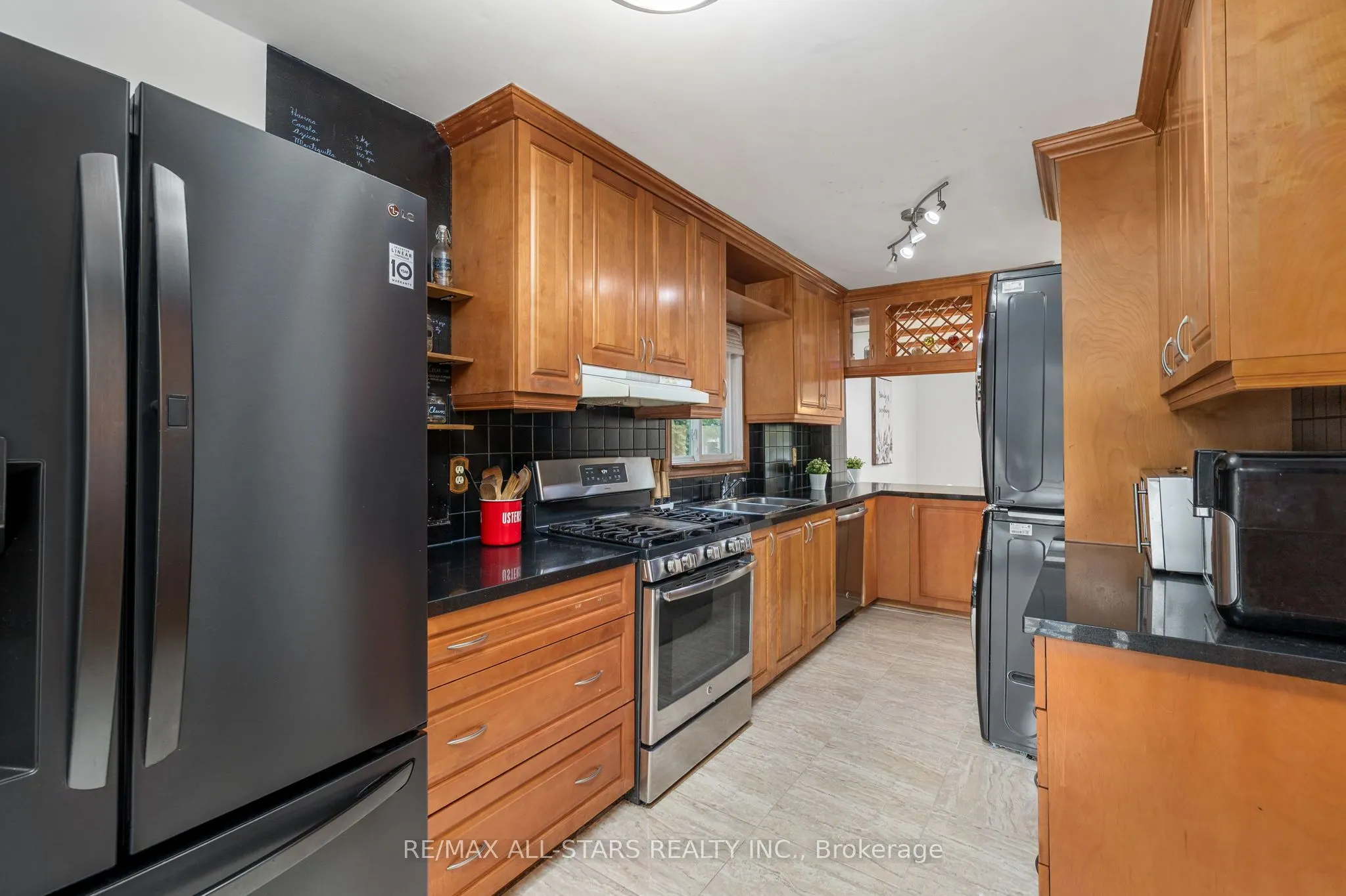 1247 Canborough Crescent