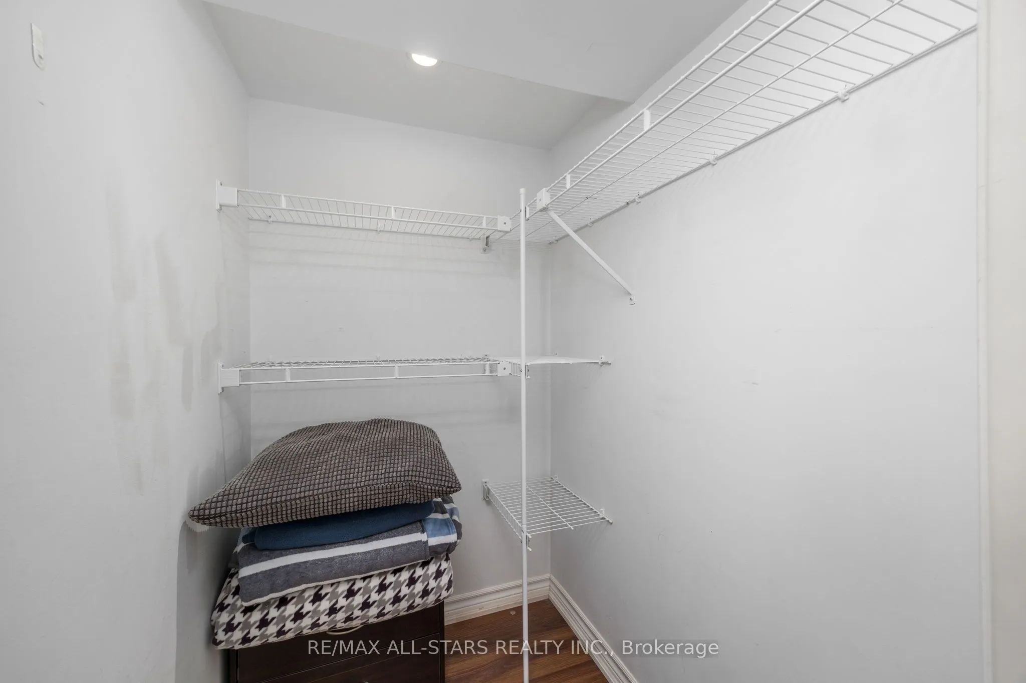 1247 Canborough Crescent