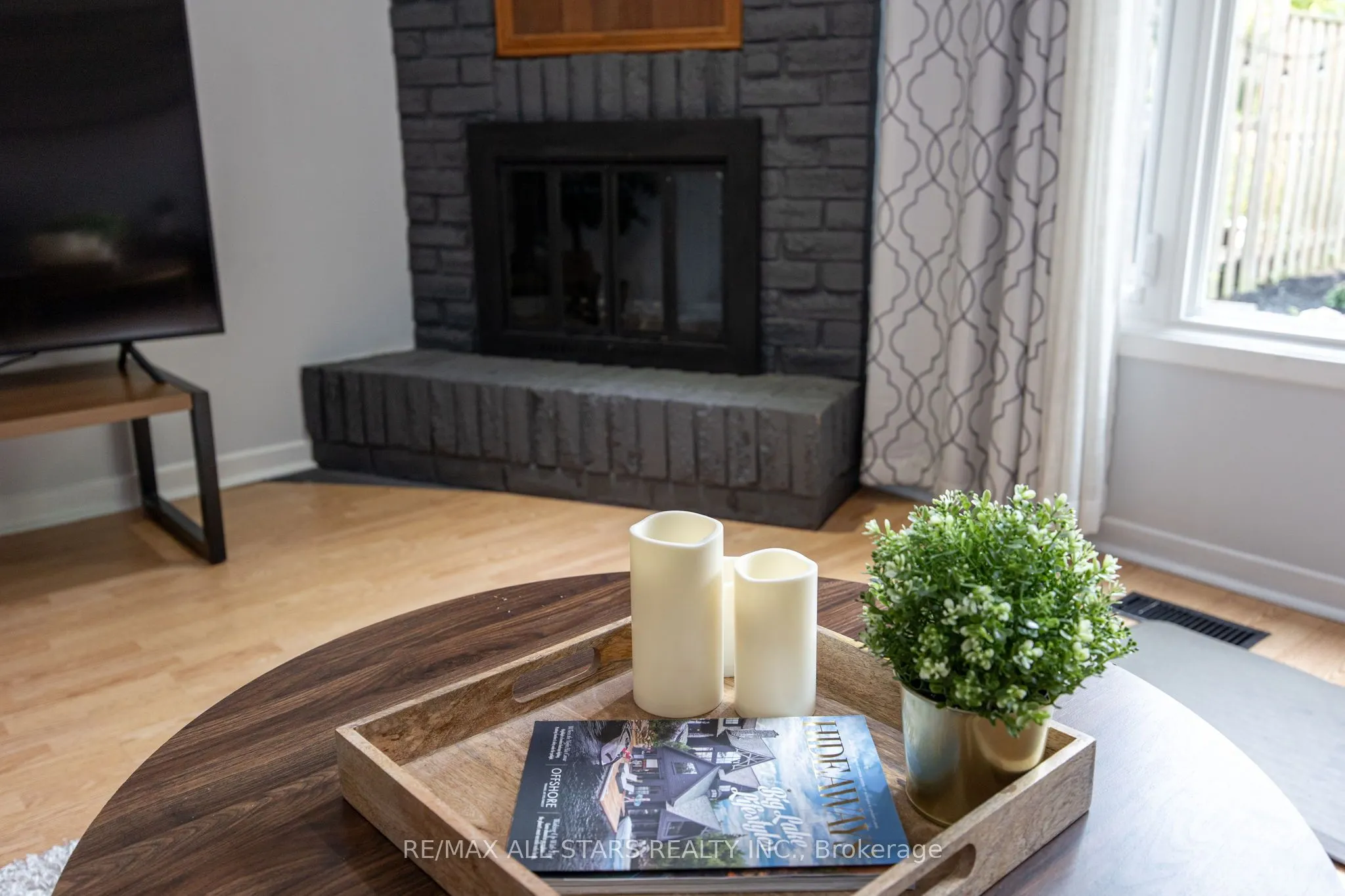 1247 Canborough Crescent