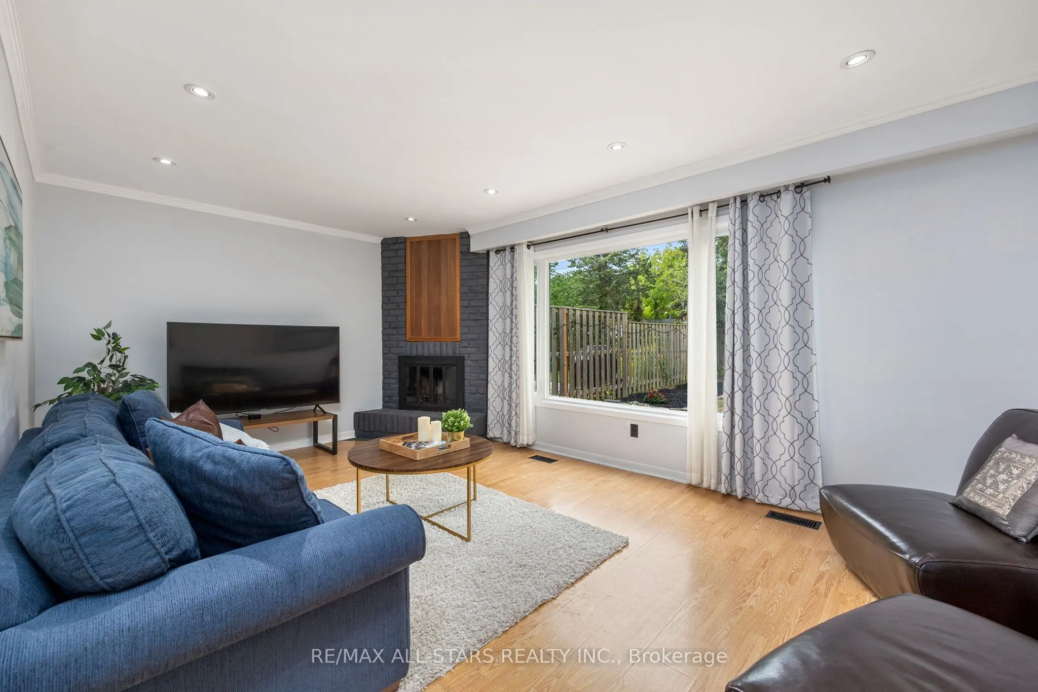 1247 Canborough Crescent