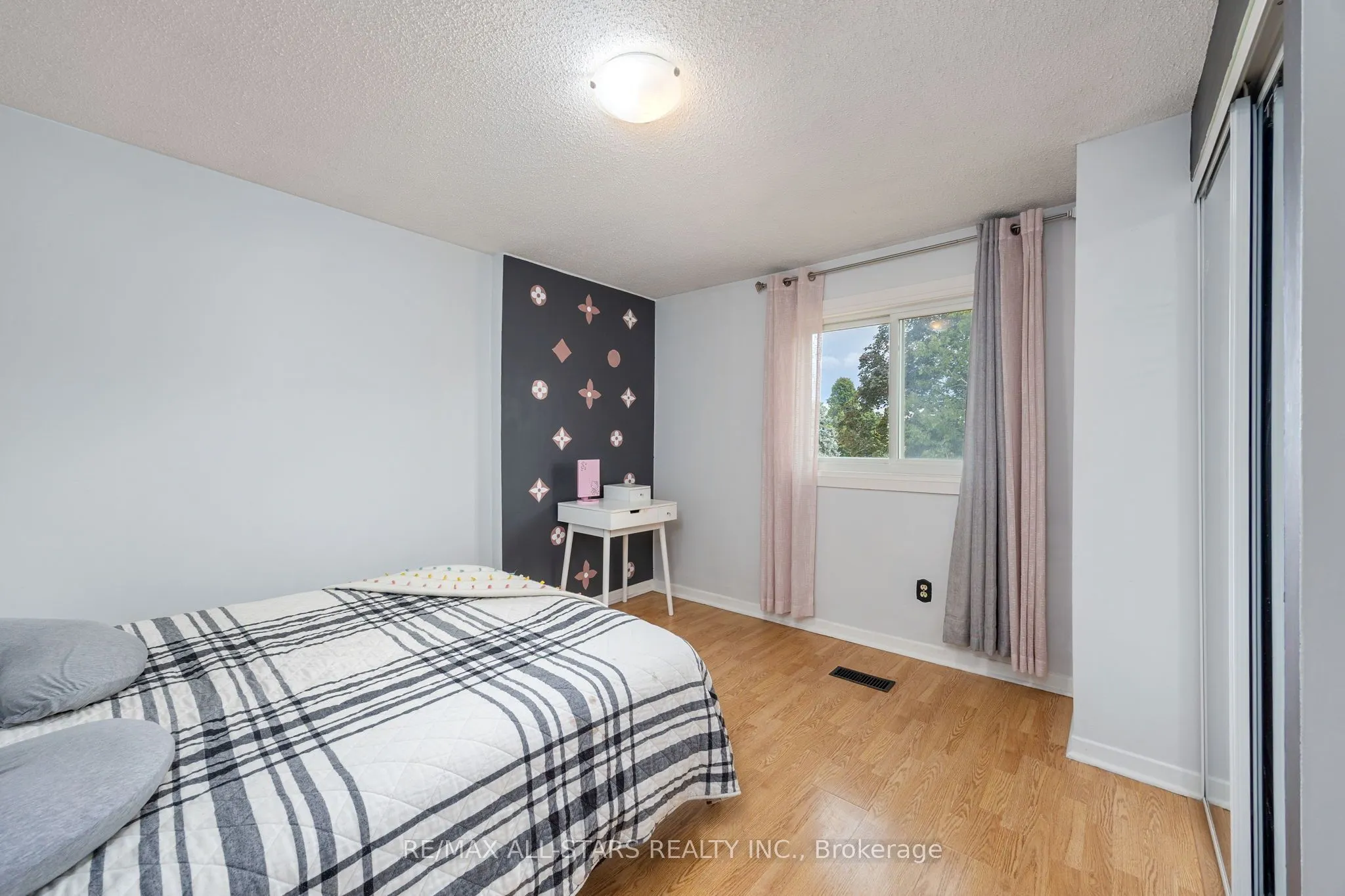 1247 Canborough Crescent