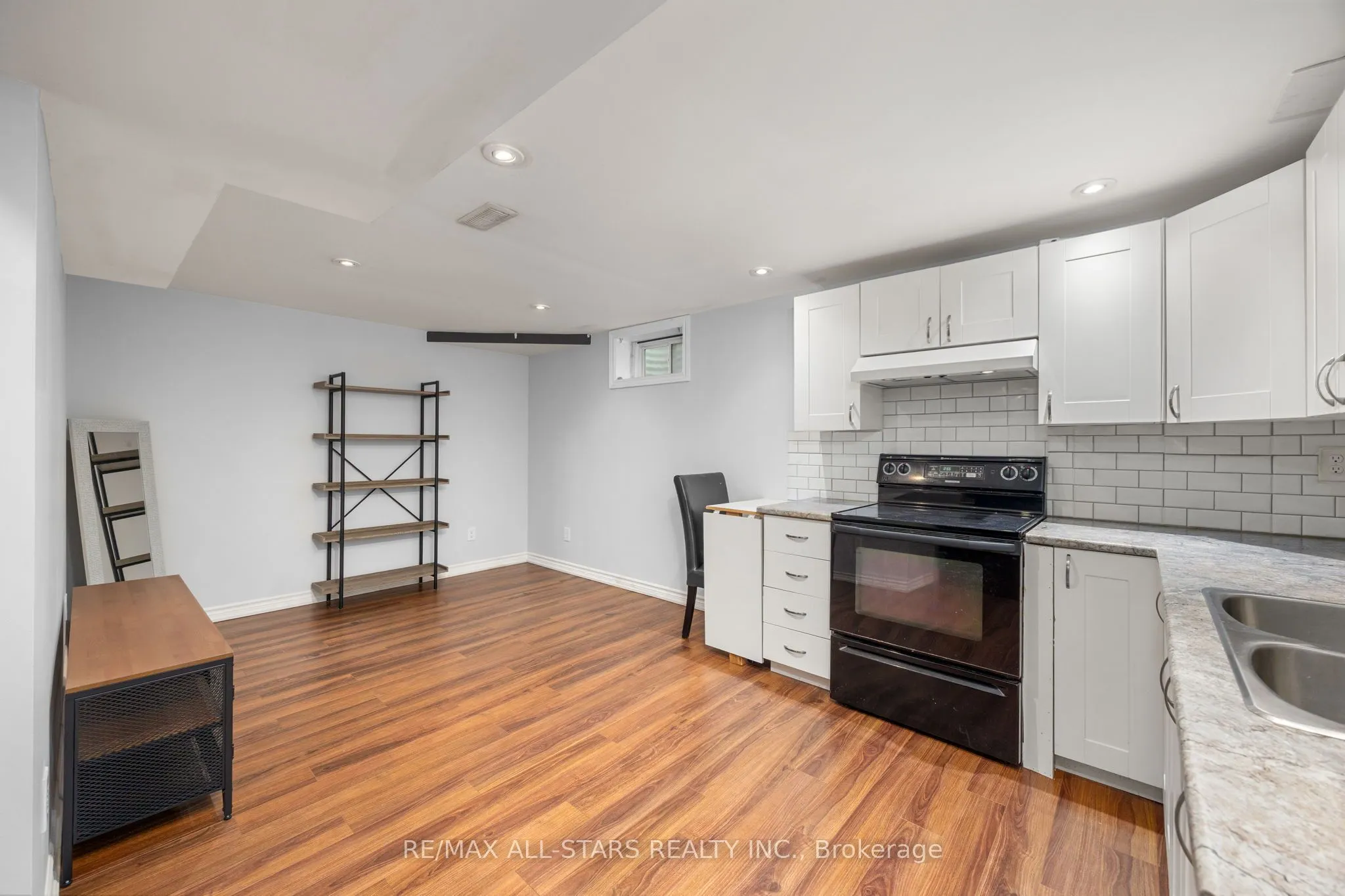 1247 Canborough Crescent