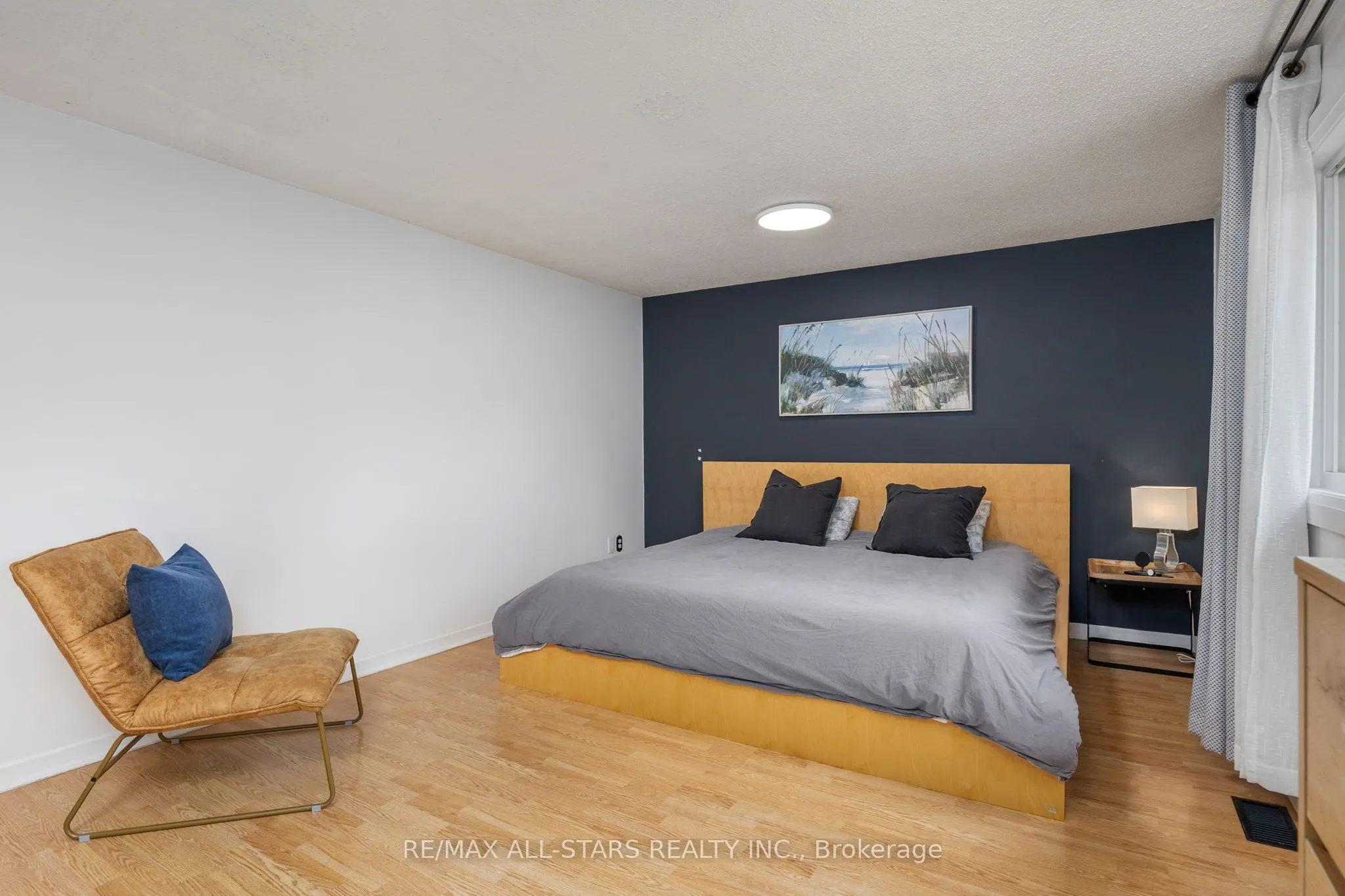1247 Canborough Crescent