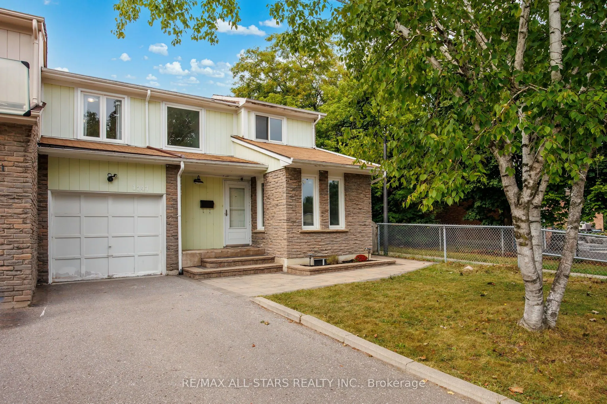 1247 Canborough Crescent