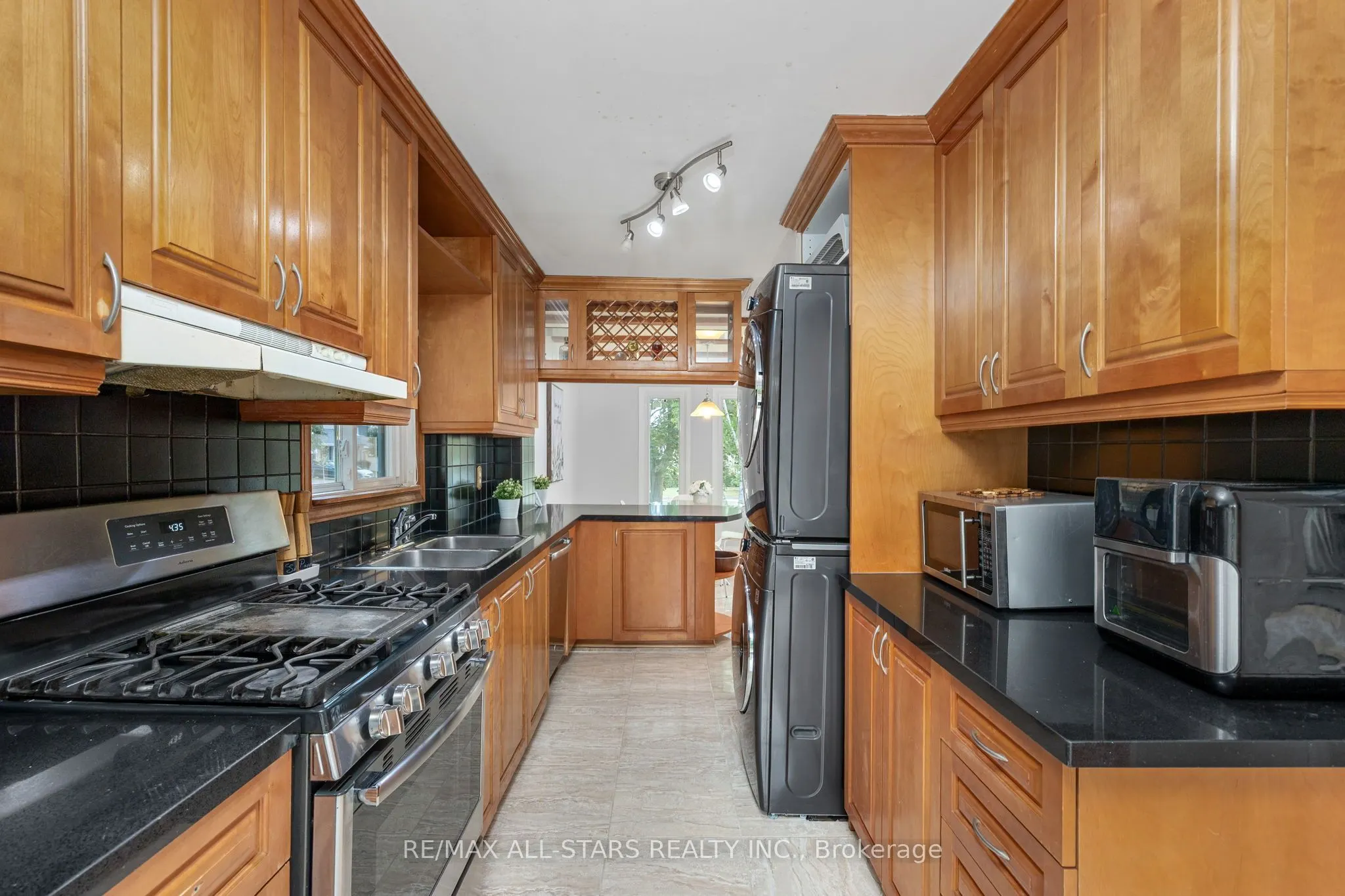 1247 Canborough Crescent