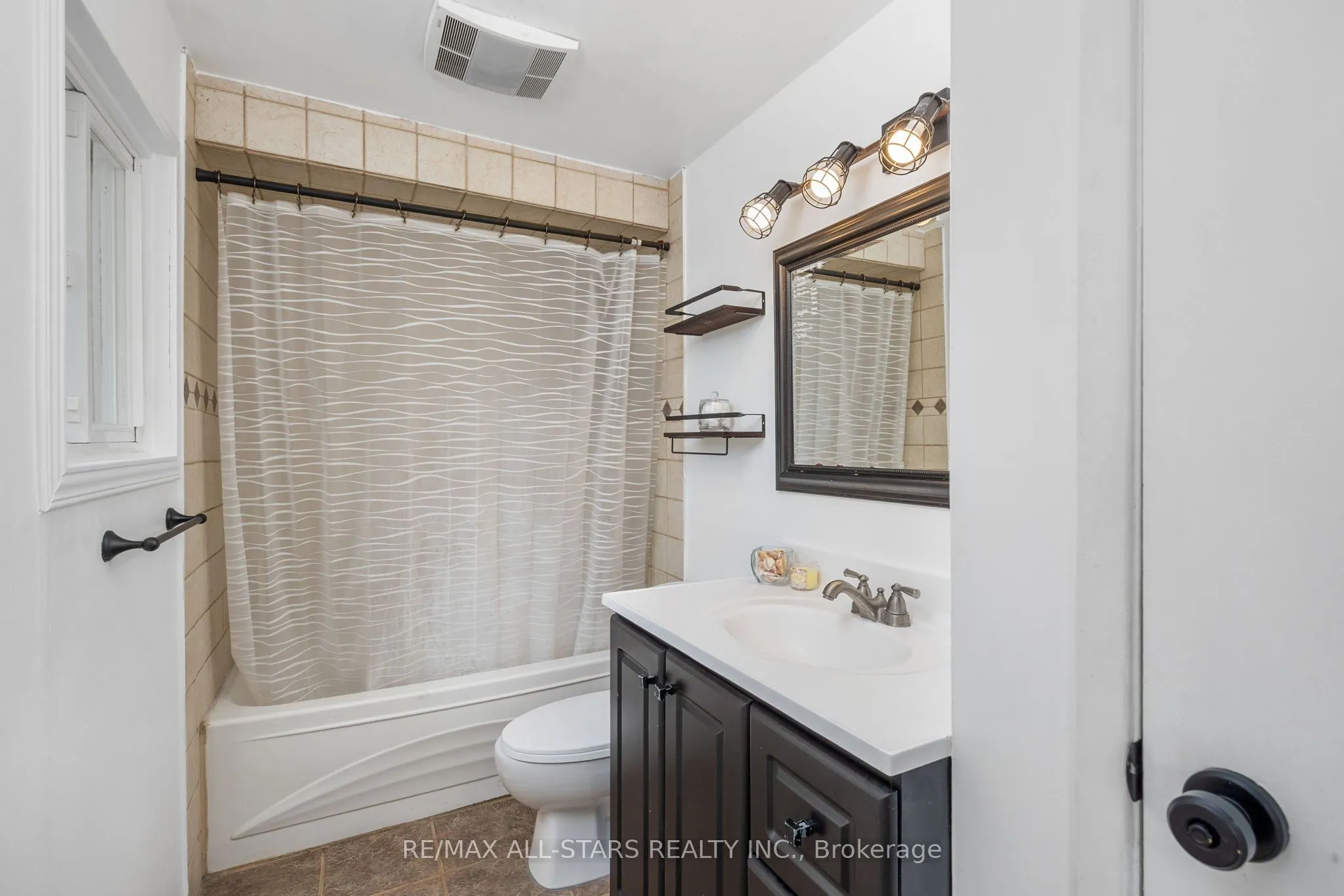 1247 Canborough Crescent