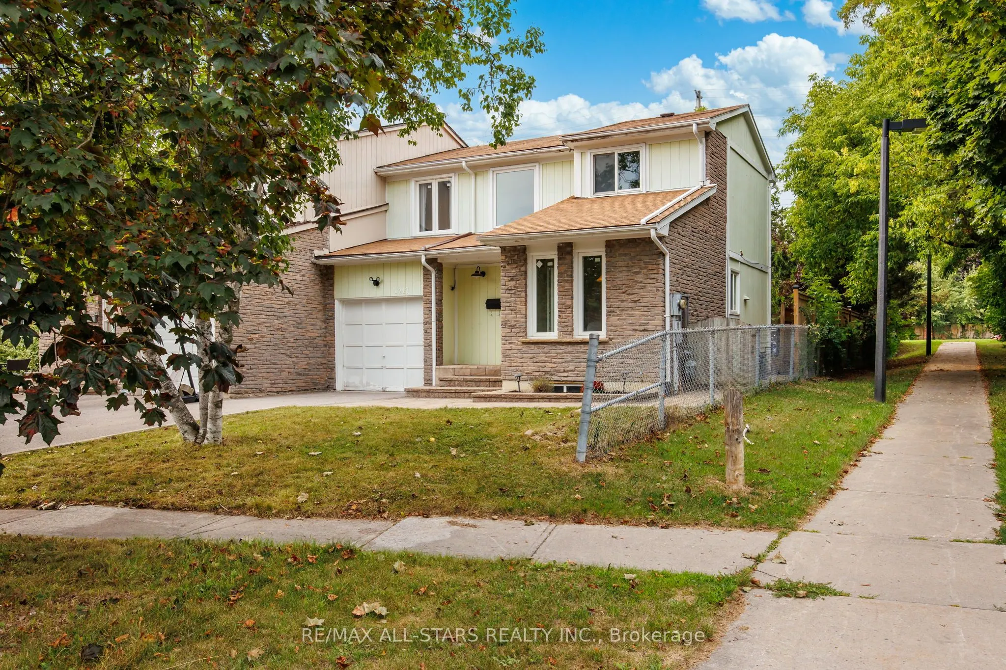 1247 Canborough Crescent