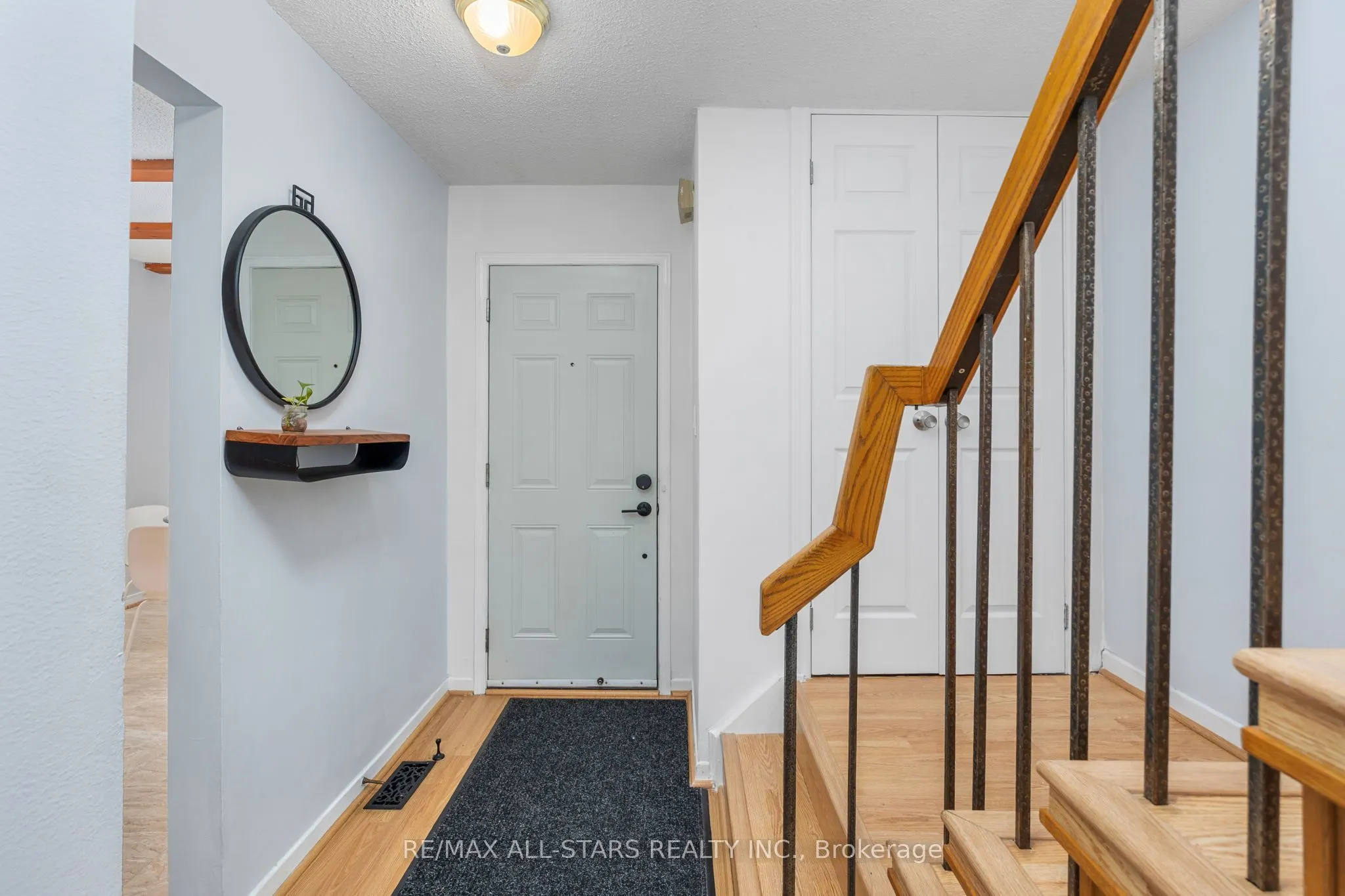1247 Canborough Crescent