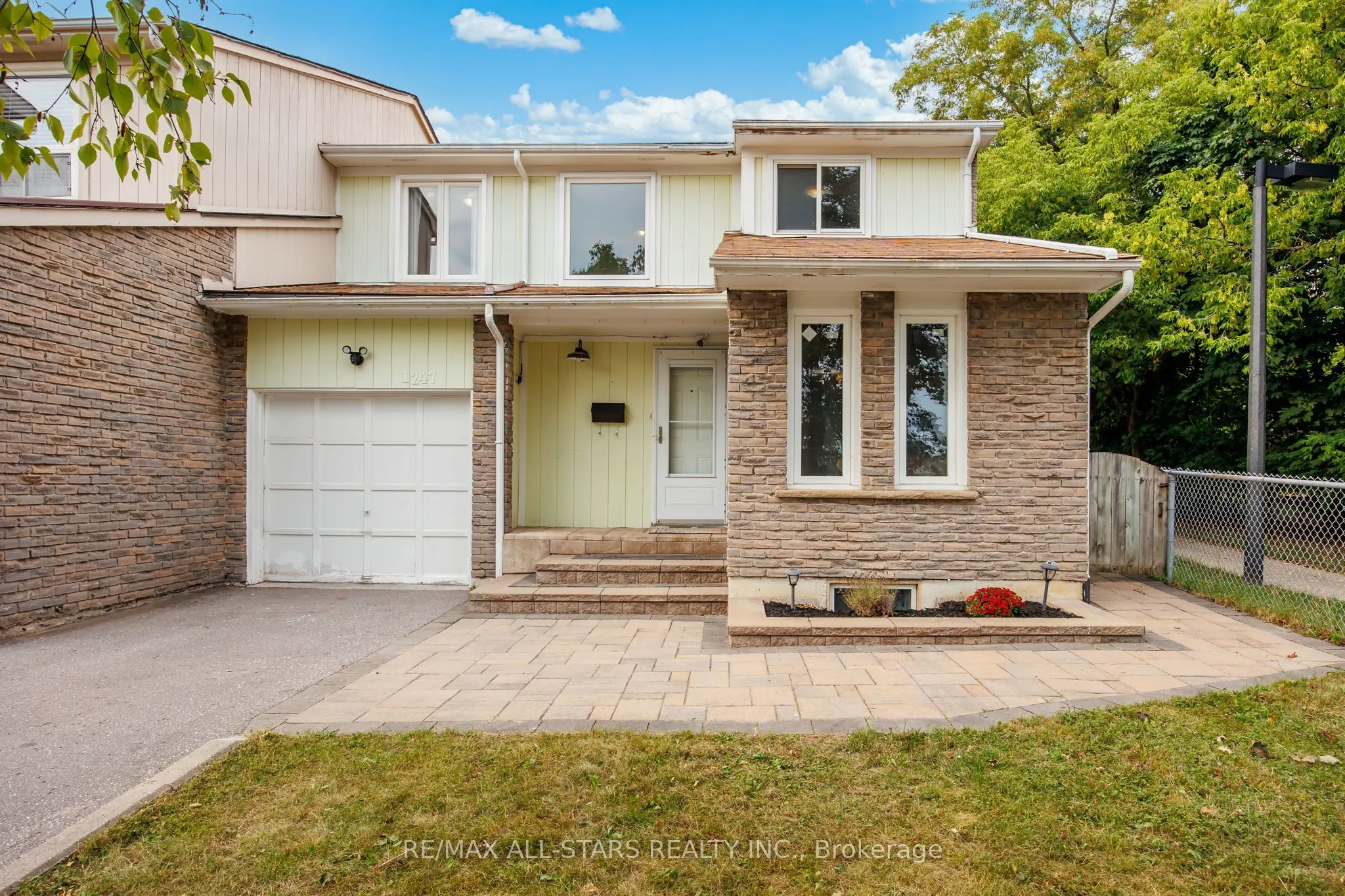 1247 Canborough Crescent