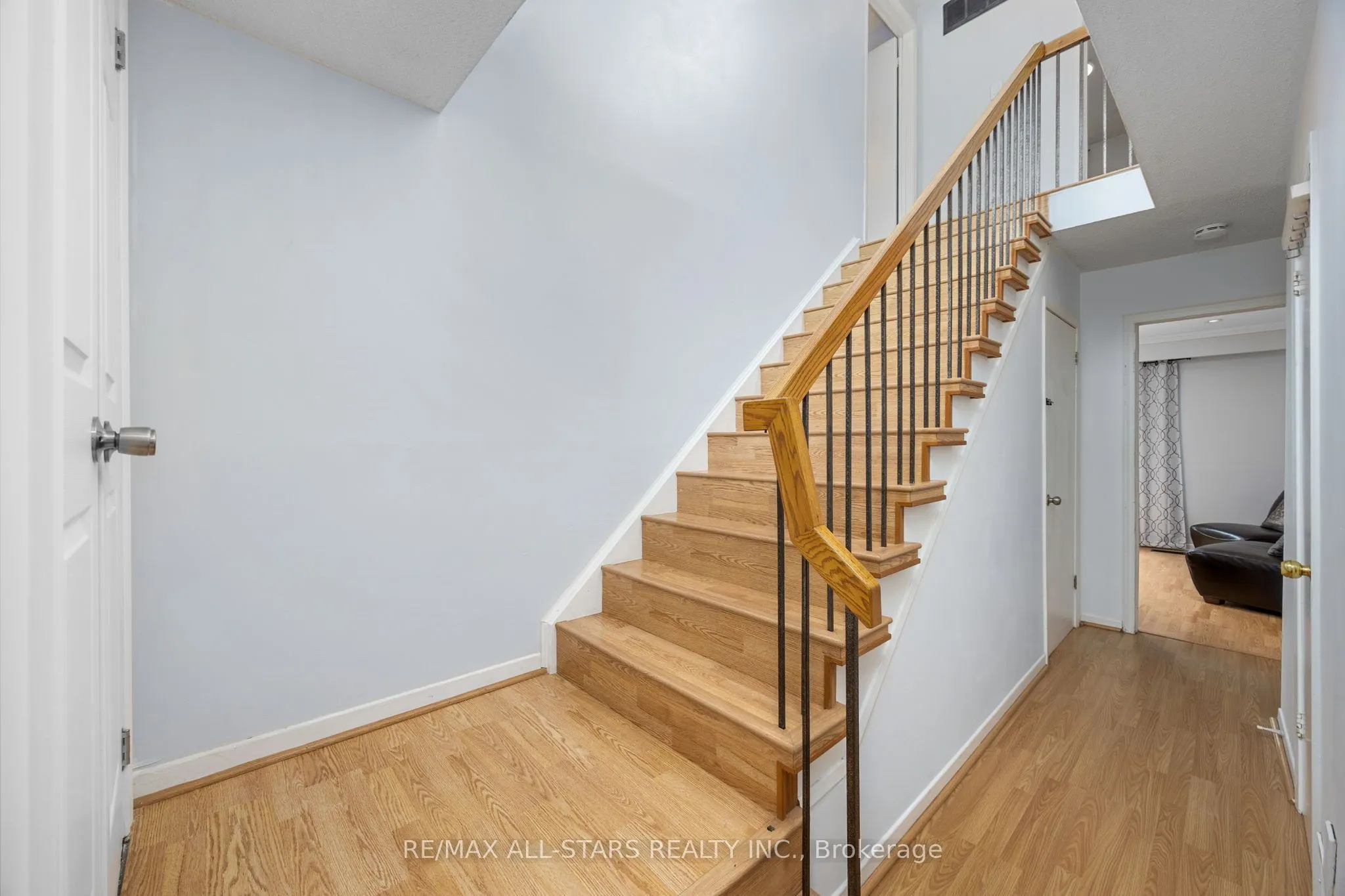 1247 Canborough Crescent