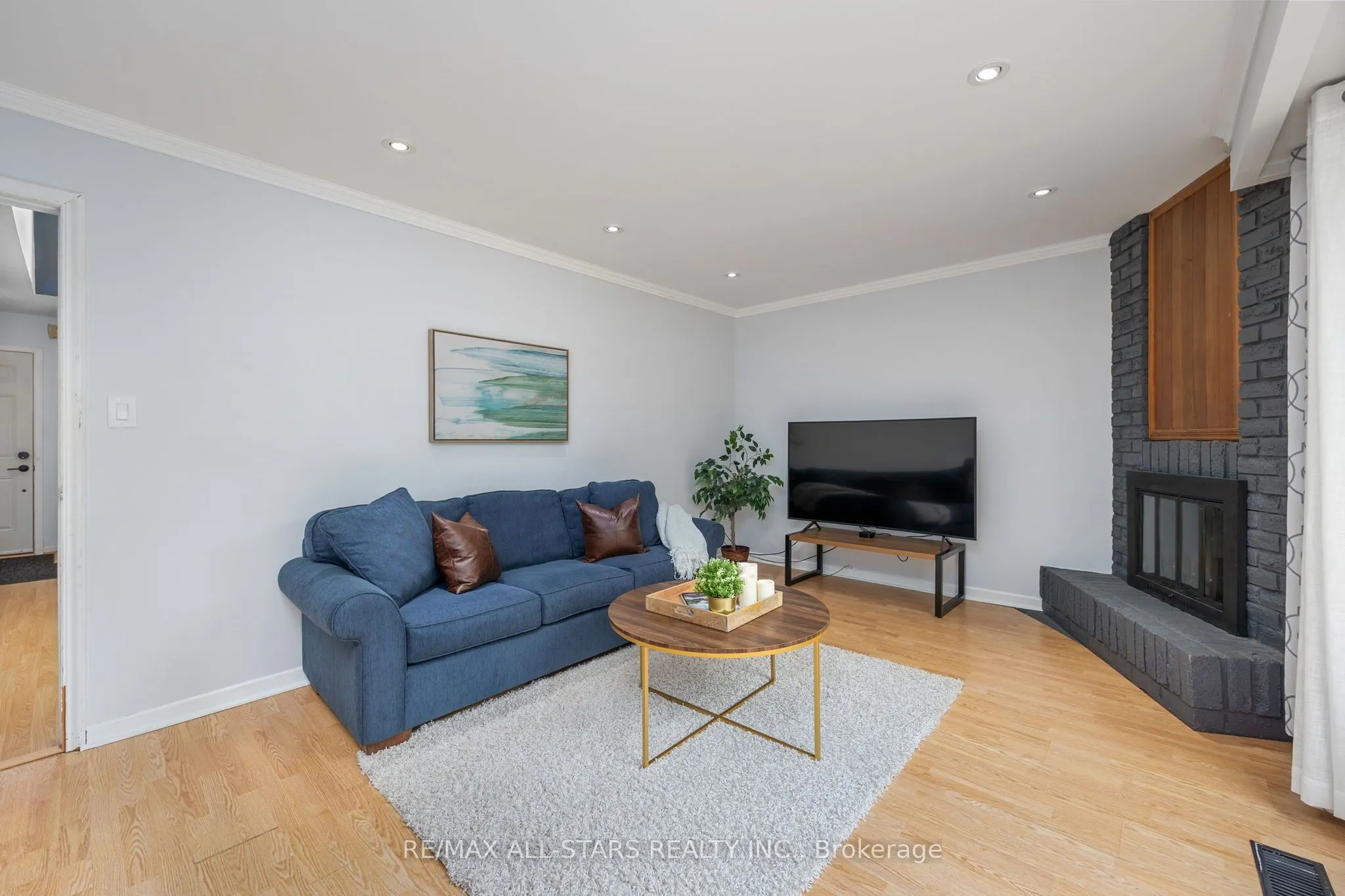 1247 Canborough Crescent