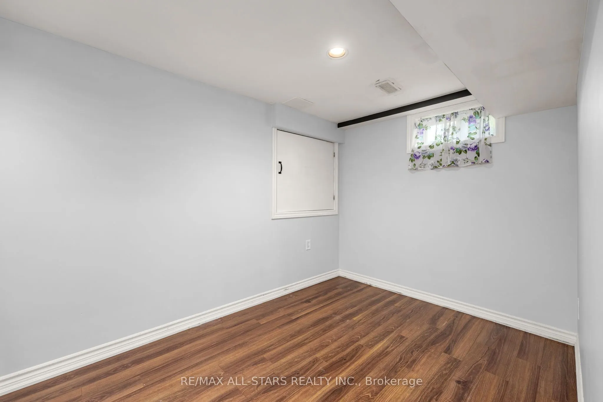 1247 Canborough Crescent