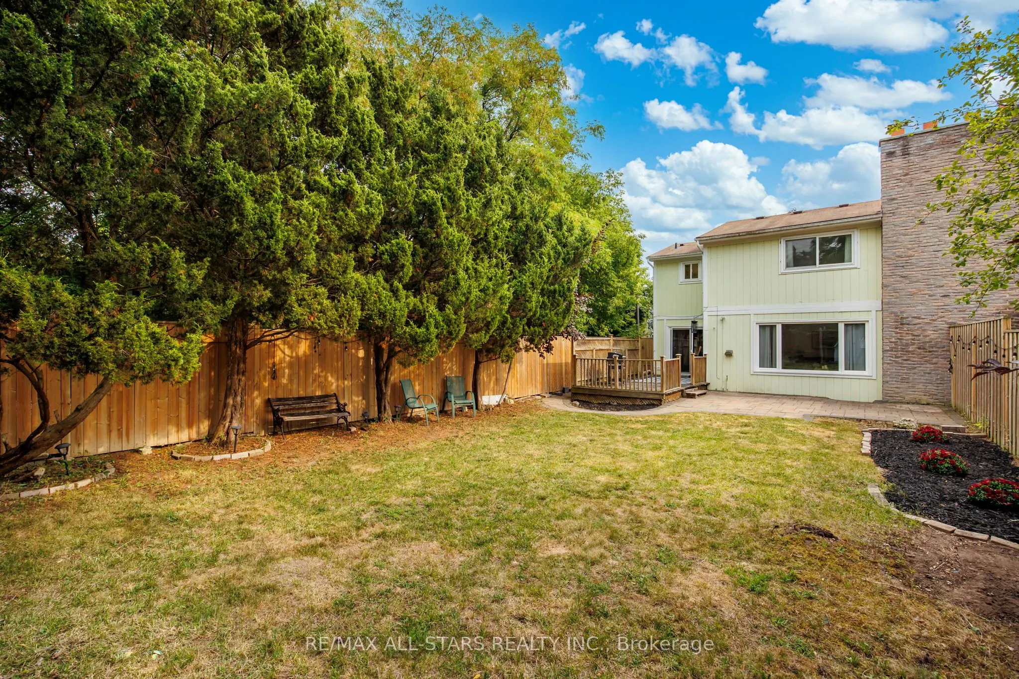 1247 Canborough Crescent