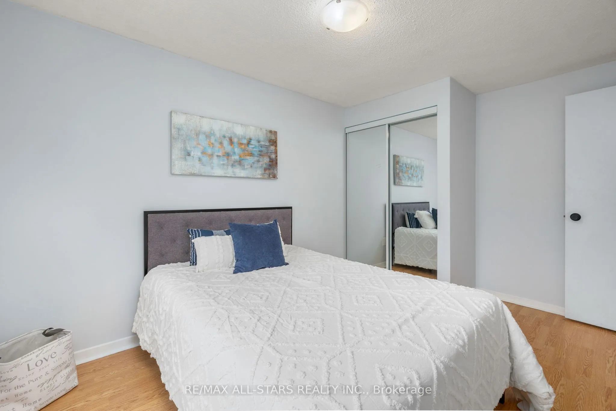 1247 Canborough Crescent