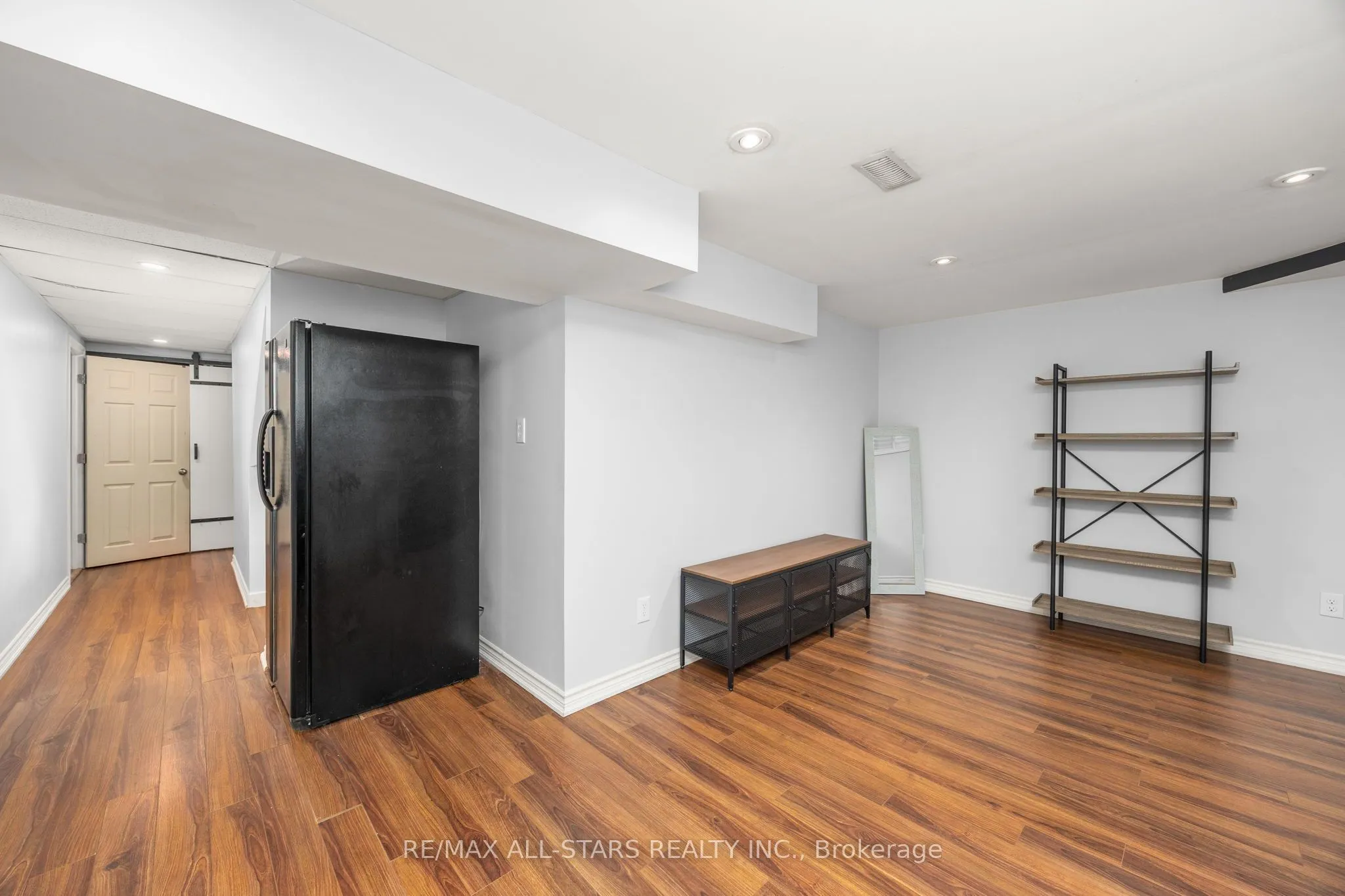 1247 Canborough Crescent