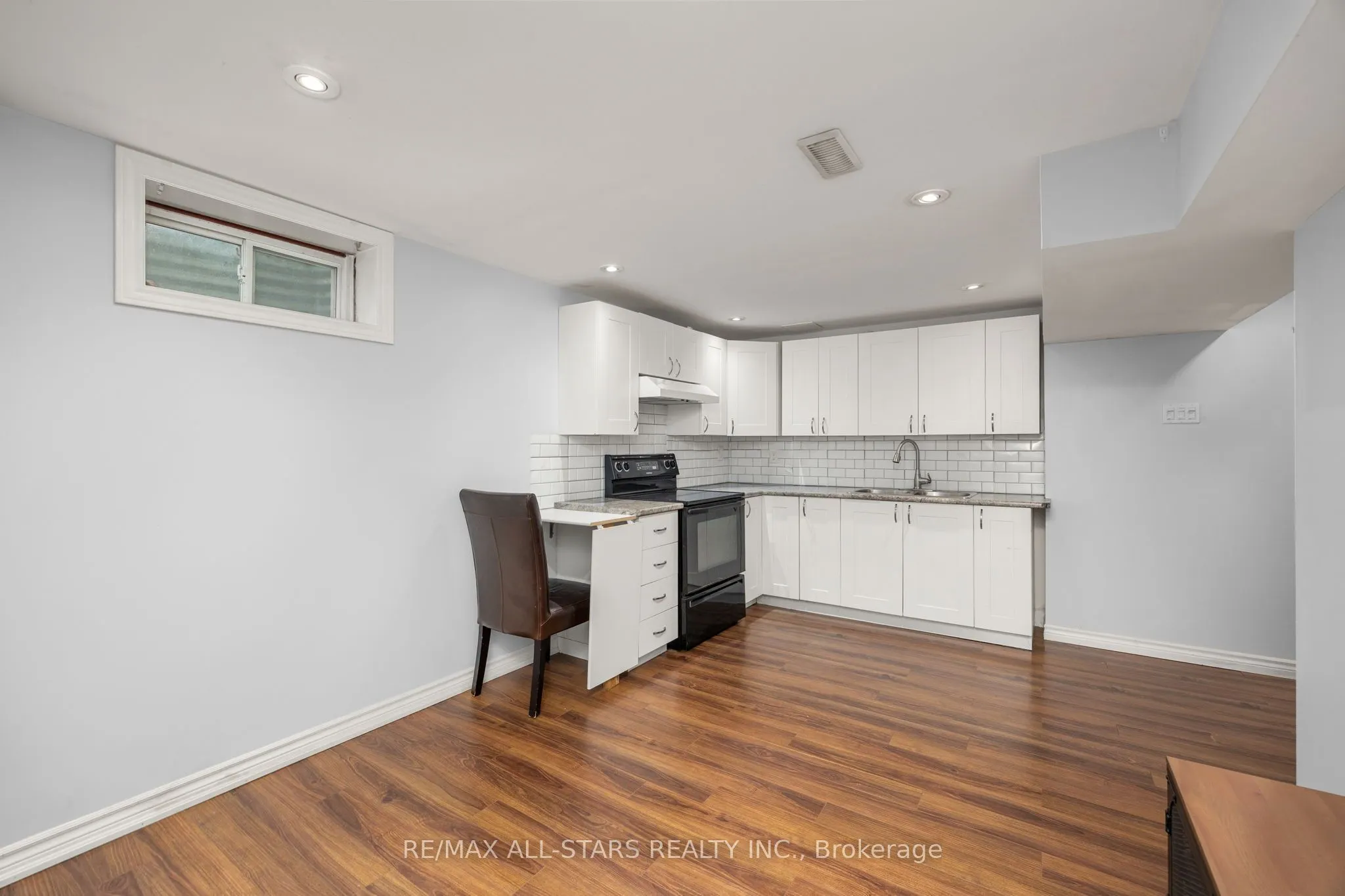 1247 Canborough Crescent