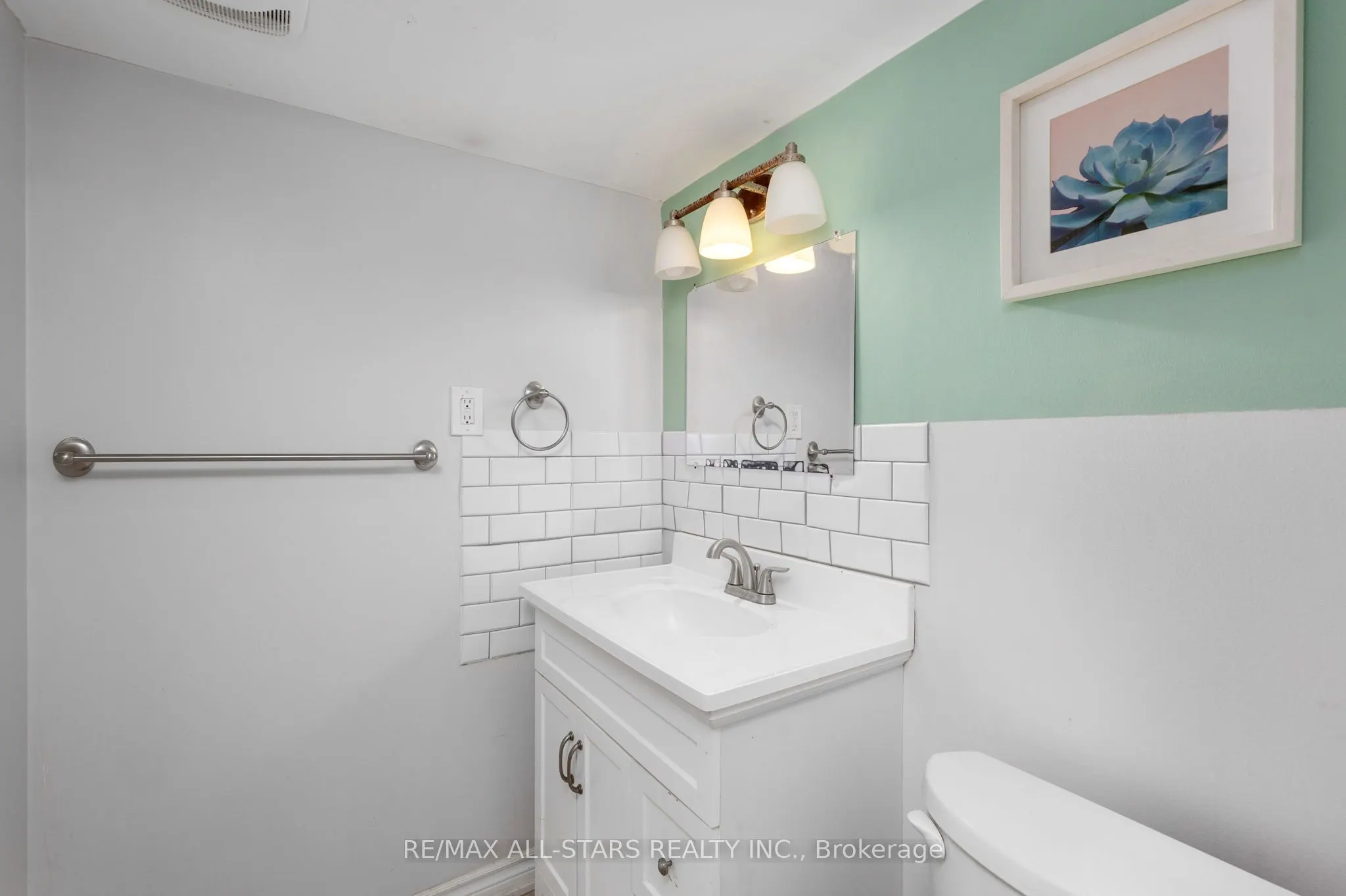 1247 Canborough Crescent