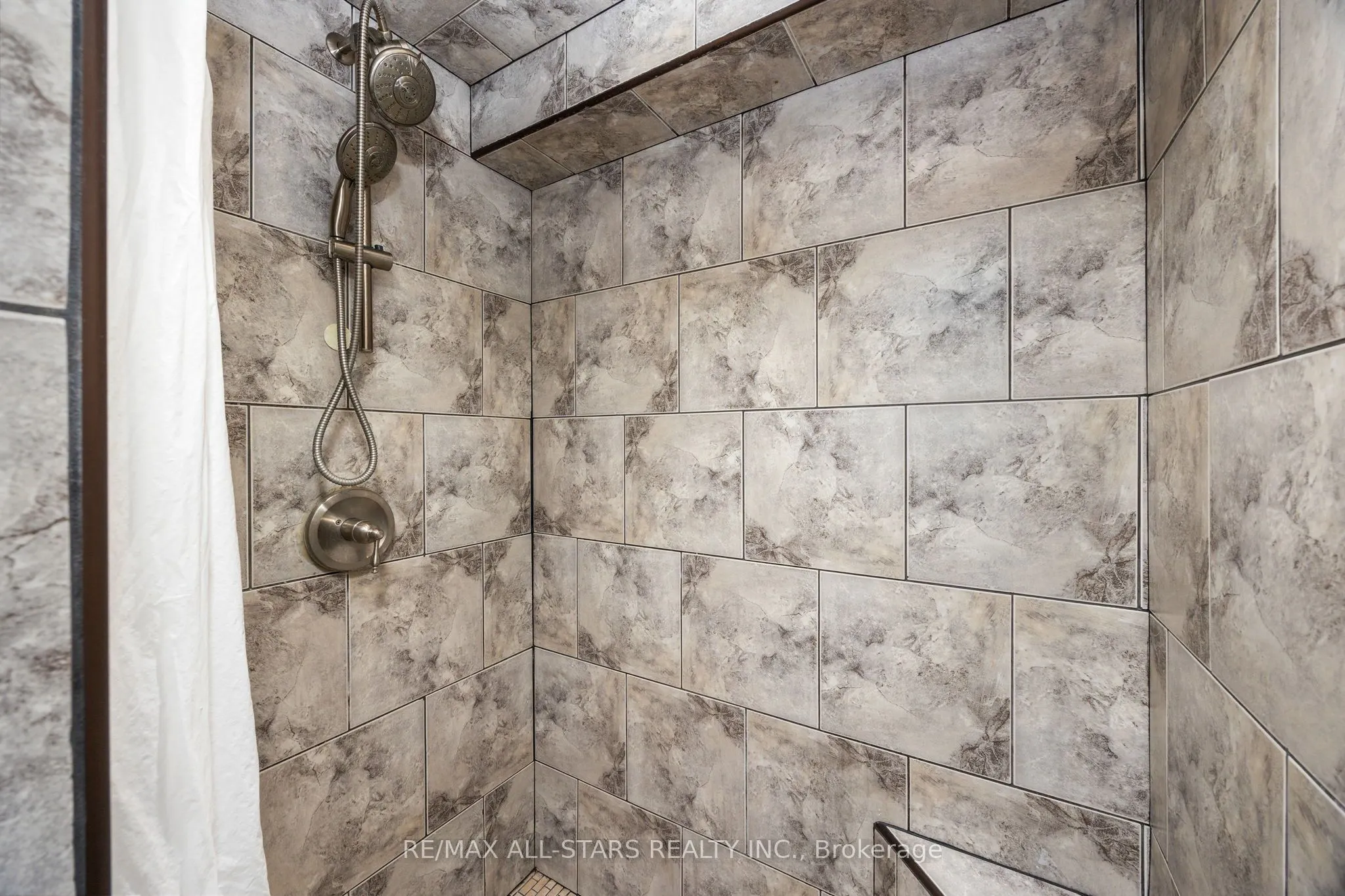 1247 Canborough Crescent