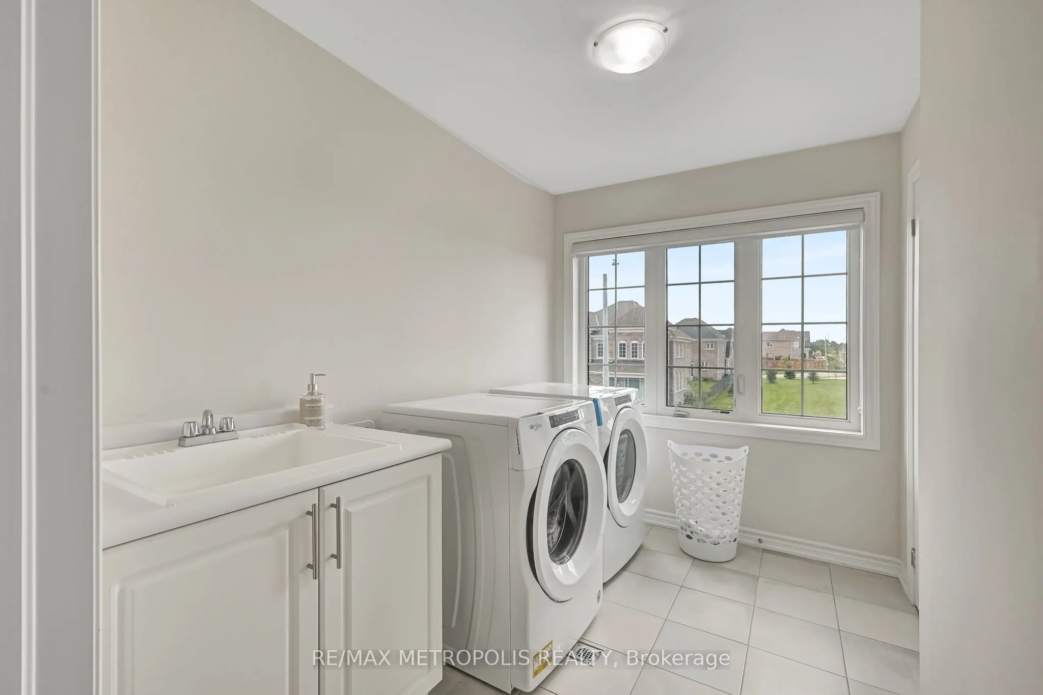 15 Douglas Kemp Crescent, #MAIN & UPPER