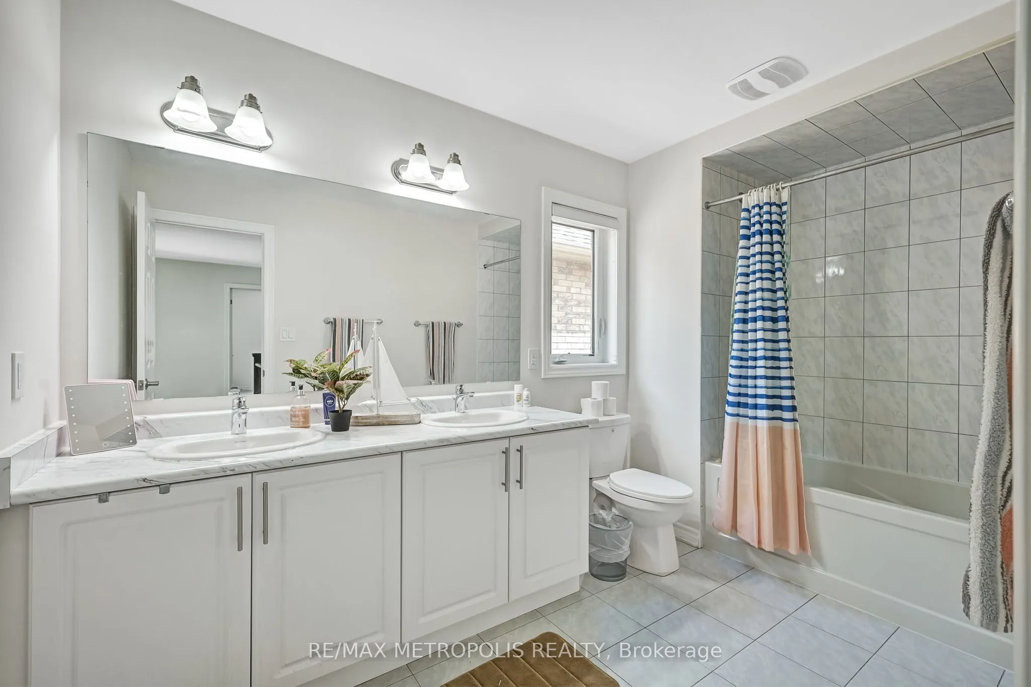 15 Douglas Kemp Crescent, #MAIN & UPPER