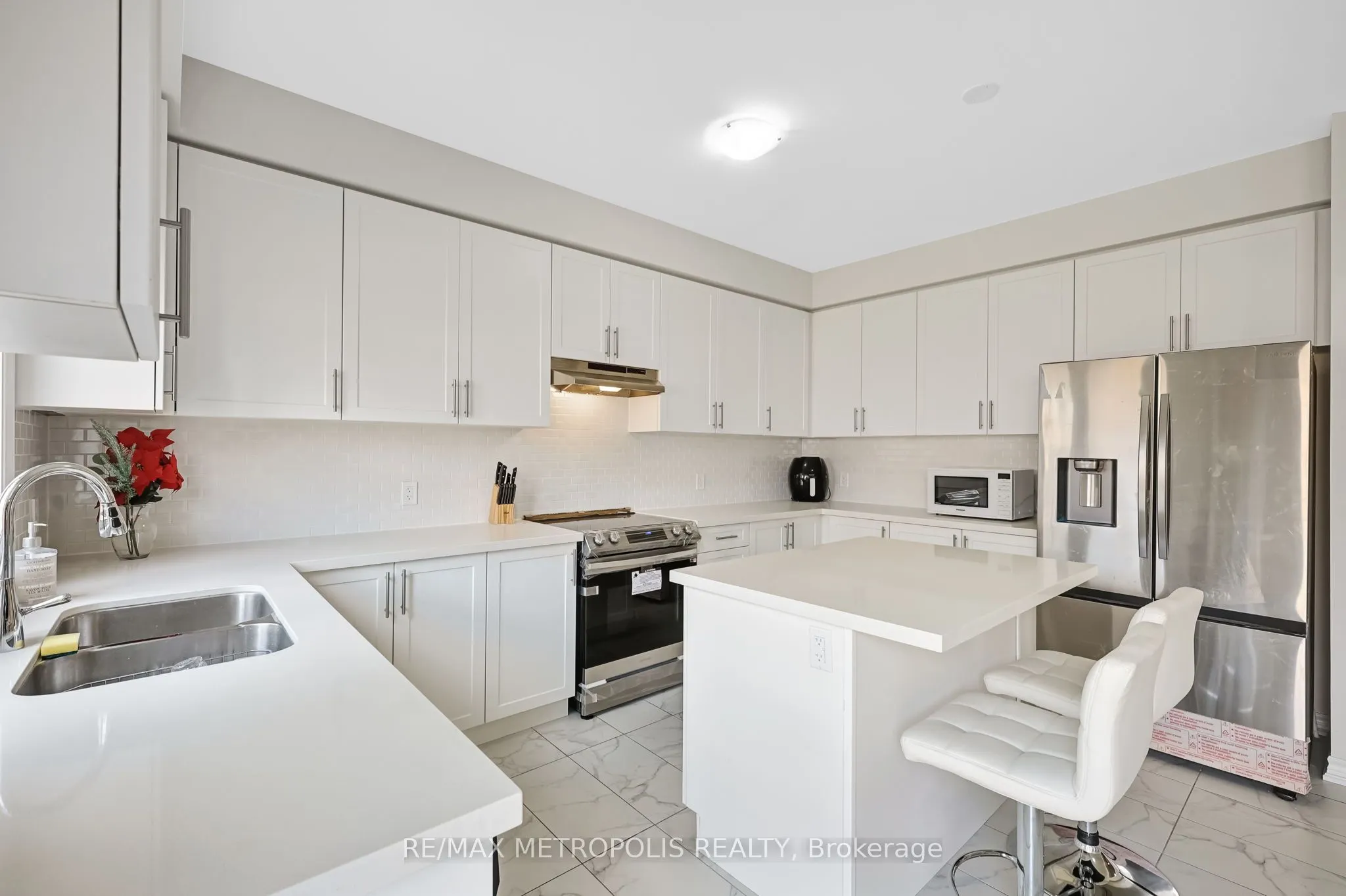 15 Douglas Kemp Crescent, #MAIN & UPPER