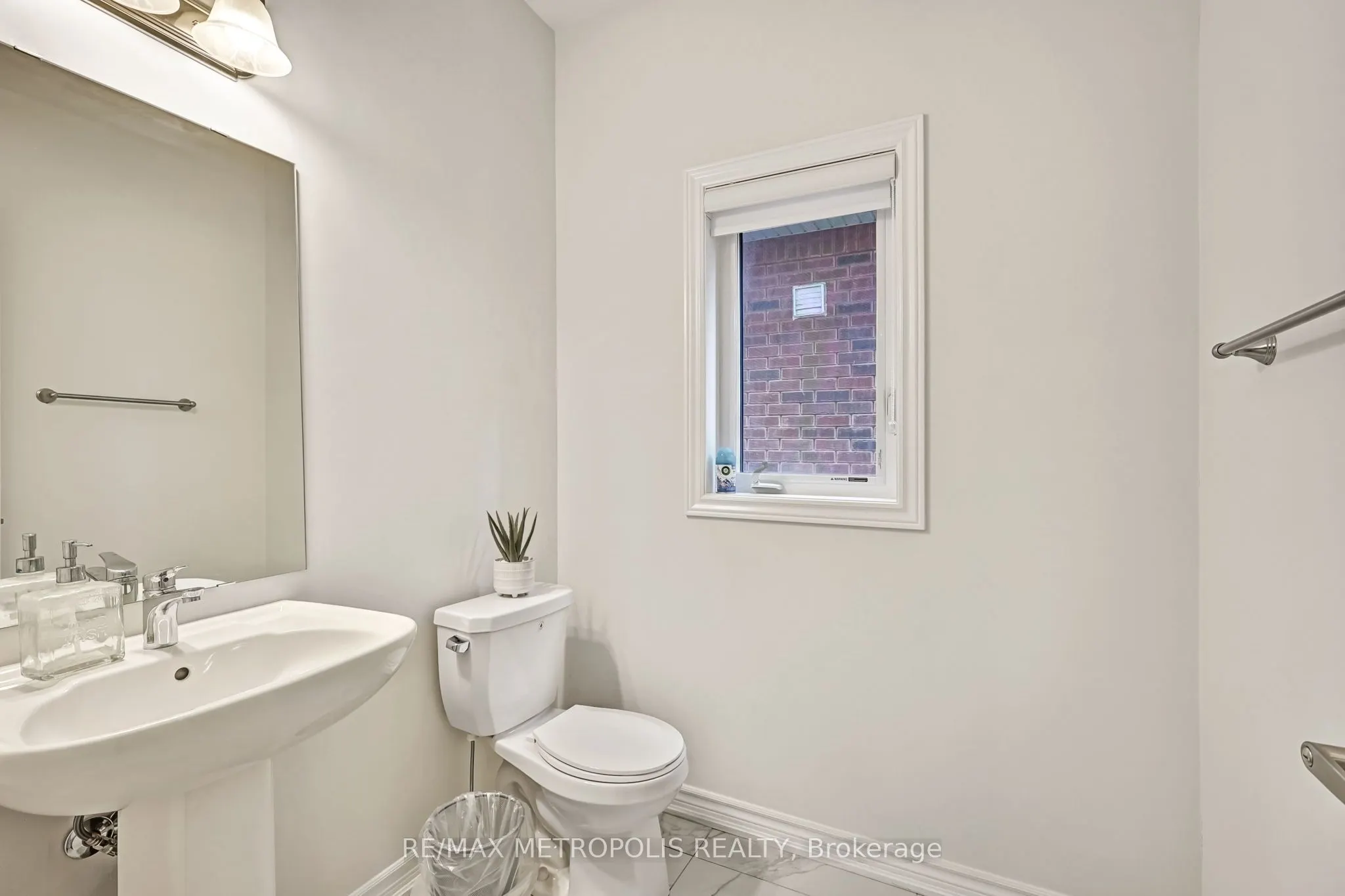 15 Douglas Kemp Crescent, #MAIN & UPPER