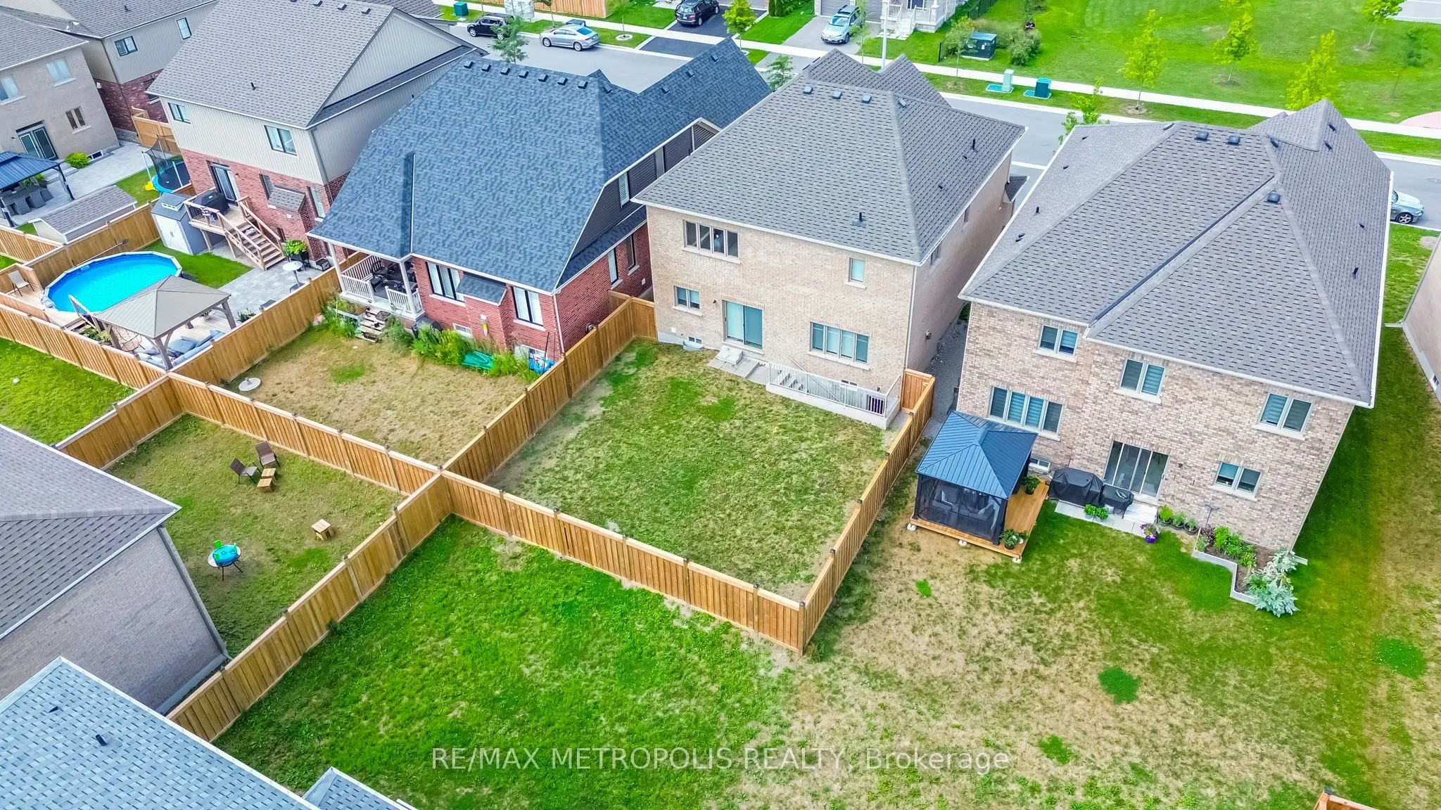 15 Douglas Kemp Crescent, #MAIN & UPPER