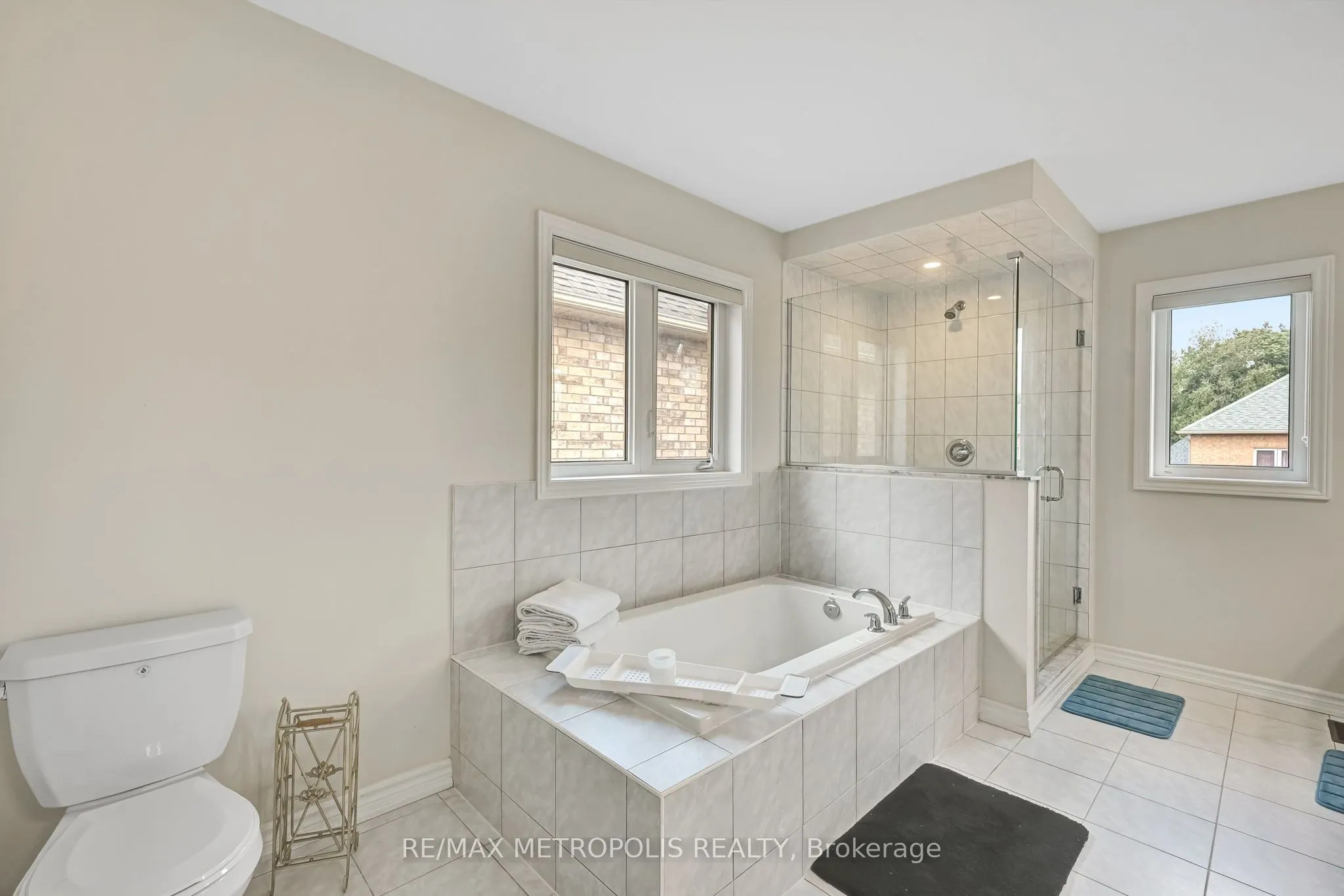 15 Douglas Kemp Crescent, #MAIN & UPPER