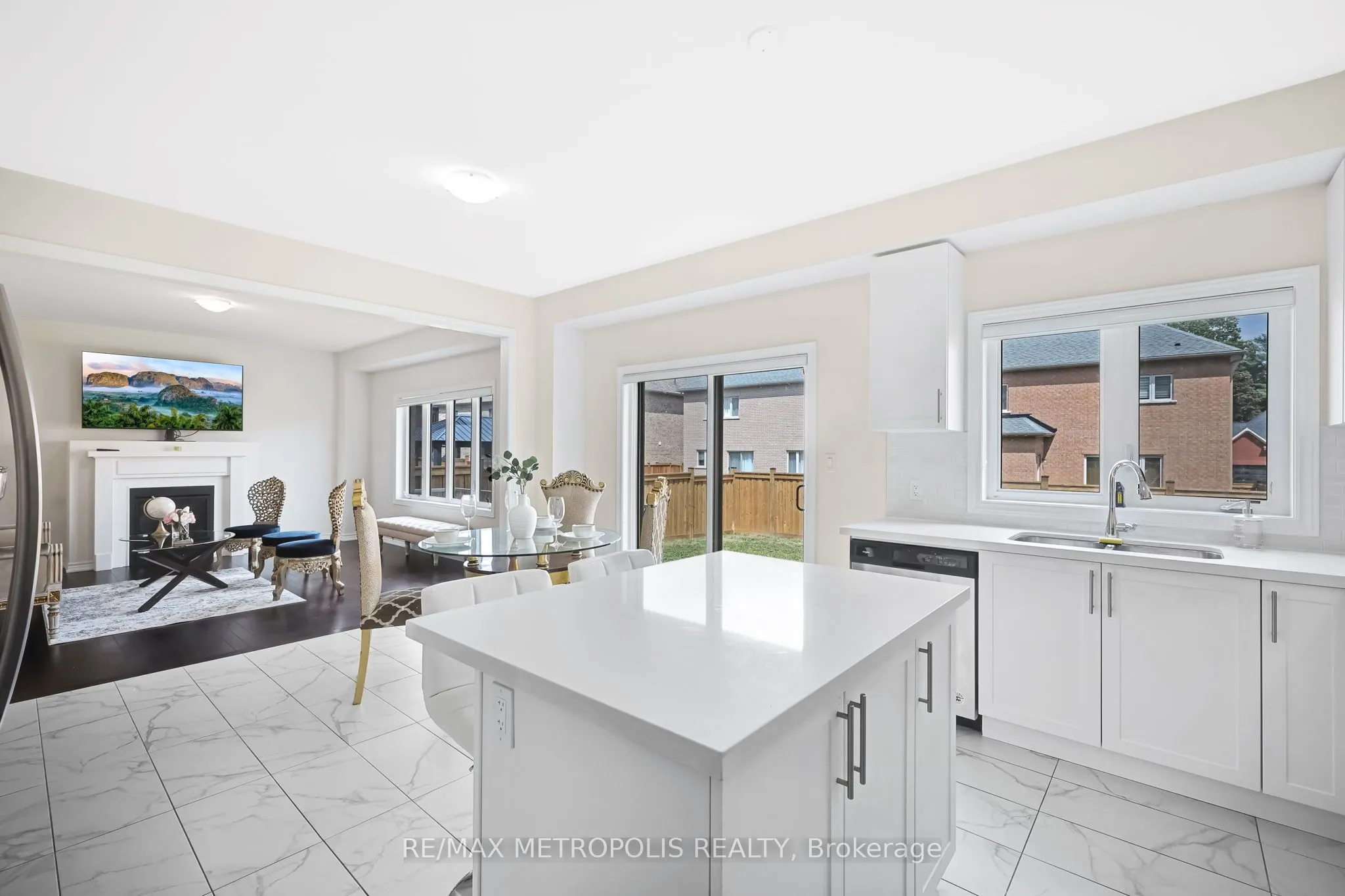 15 Douglas Kemp Crescent, #MAIN & UPPER