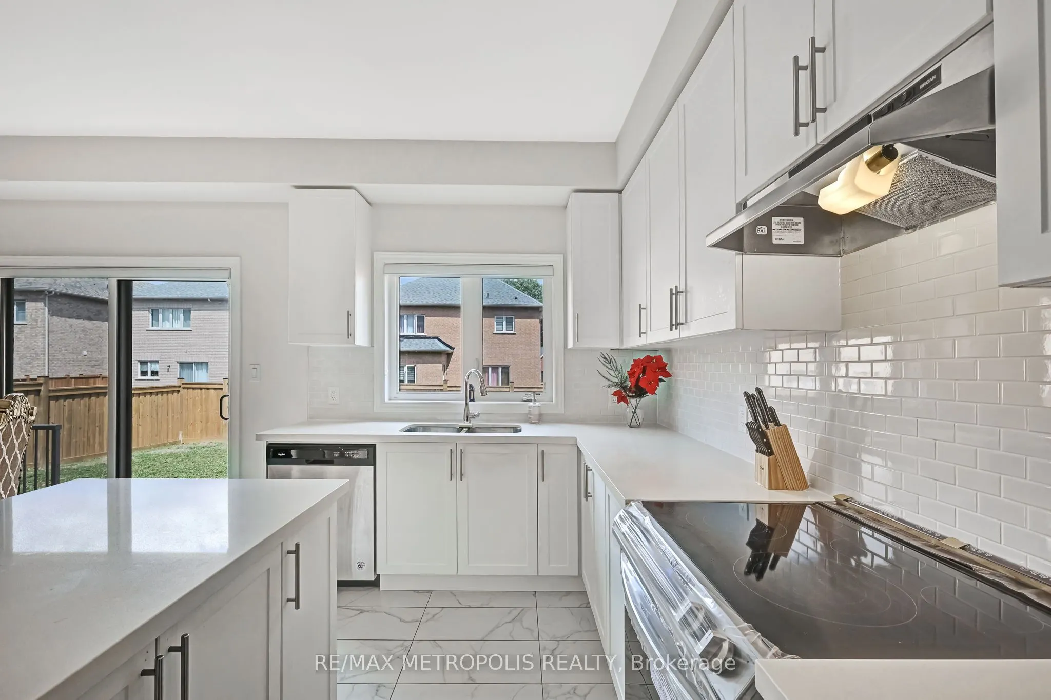 15 Douglas Kemp Crescent, #MAIN & UPPER